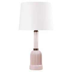 Lampada da tavolo danese in ceramica con dettagli in ottone e smalto bianco, metà del 1950