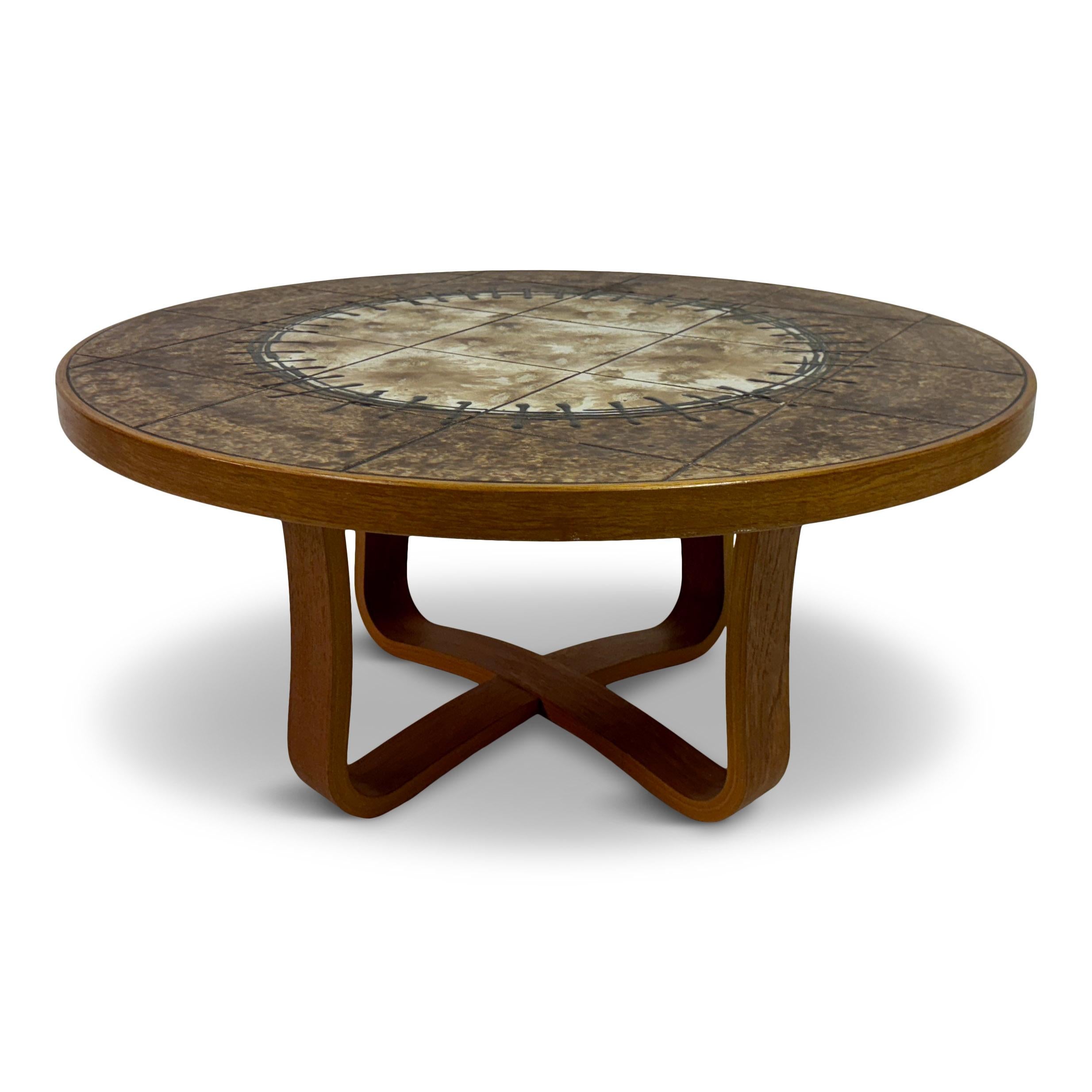 Table basse danoise à plateau en céramique, années 1980


Table basse danoise ronde avec un plateau en carreaux de céramique aux motifs riches et un cadre sculptural en teck massif. Le plateau présente un motif circulaire frappant dans des tons brun