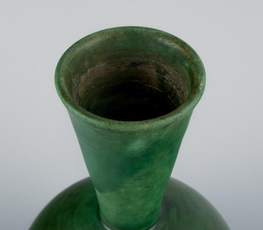 Danish ceramicist. Ceramic vase with glaze in green tones. Mid-20th century. In Excellent Condition For Sale In Copenhagen, DK