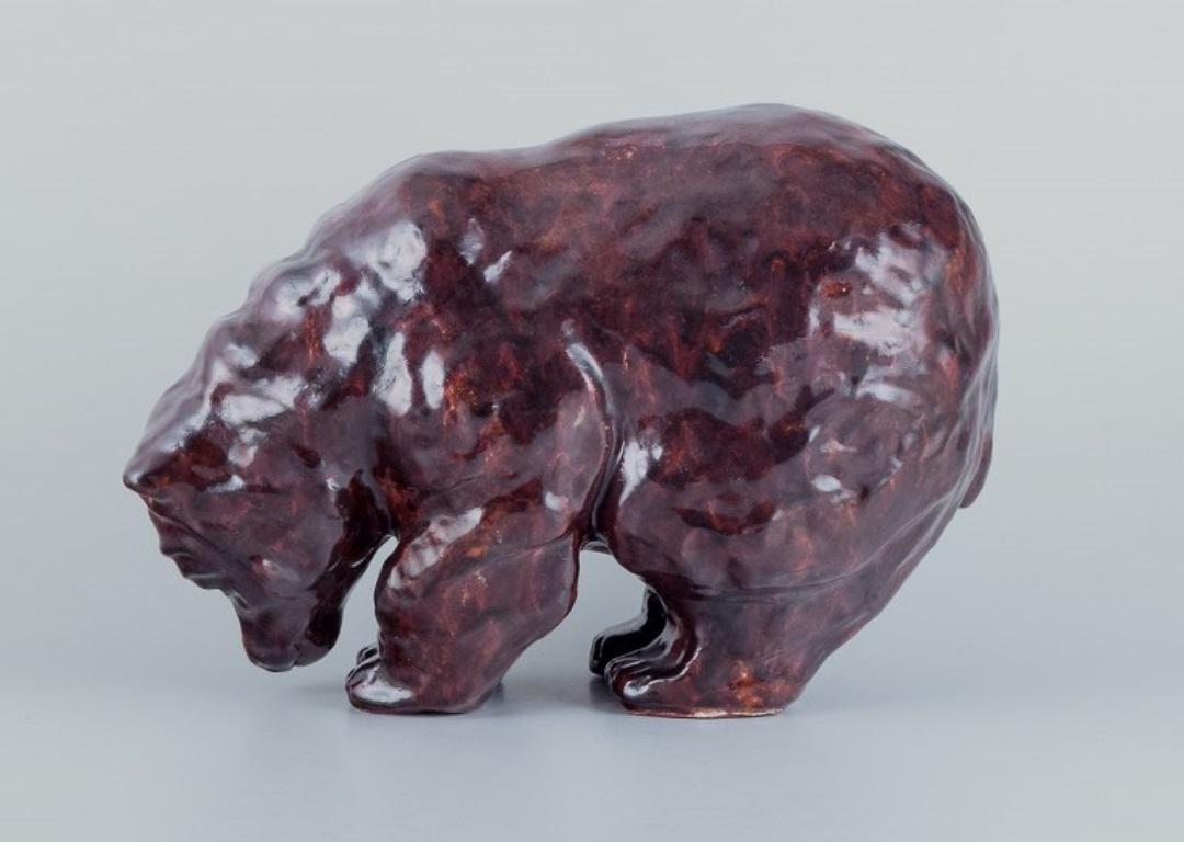 Céramiste danois. Grand ours en céramique unique. Brown dans les tons rouge-brun.
Signé et daté 1970.
Parfait état.
Dimensions : L 29,0 cm. x L 13,0 cm. x H 20,5 cm : L 29.0 cm. x L 13.0 cm. x H 20.5 cm.