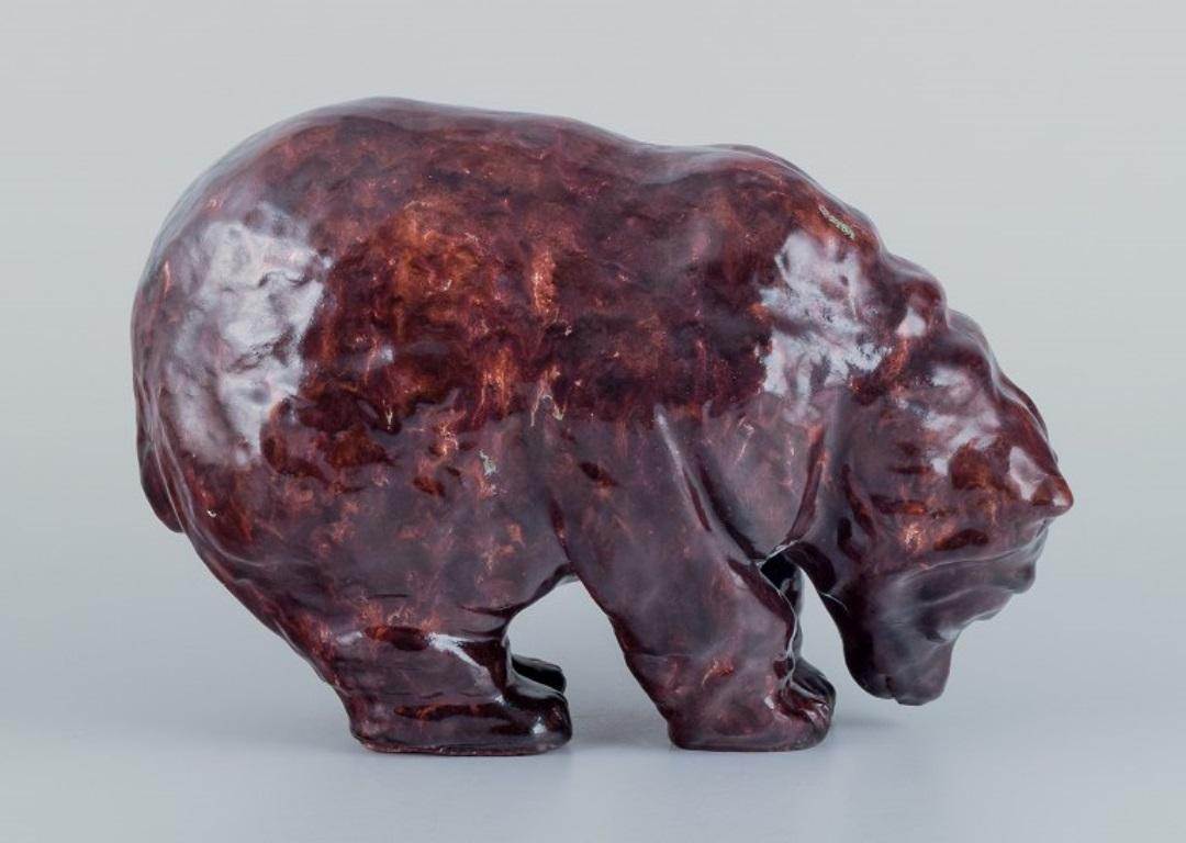 Vernissé Céramiste danois. Grand ours en céramique. Brown dans les tons rouge-brun. en vente