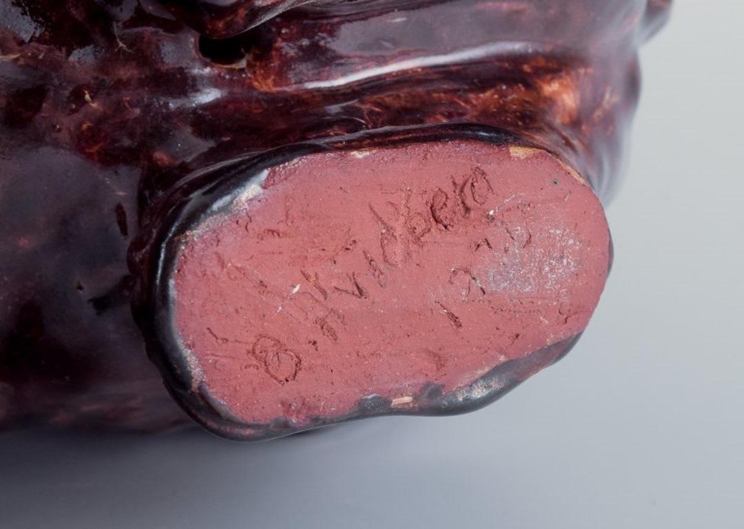 Ceramista danés. Oso grande de cerámica. Esmalte en tonos rojo-marrón. Cerámico en venta