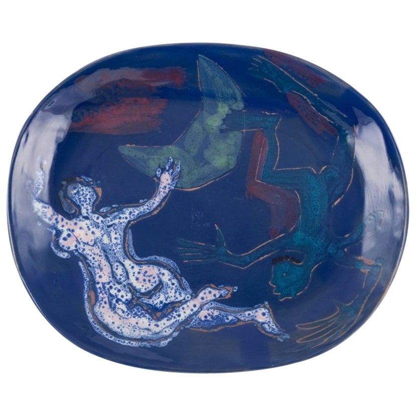Céramiste danois. Plat unique en céramique. Motif d'un couple flottant. en vente