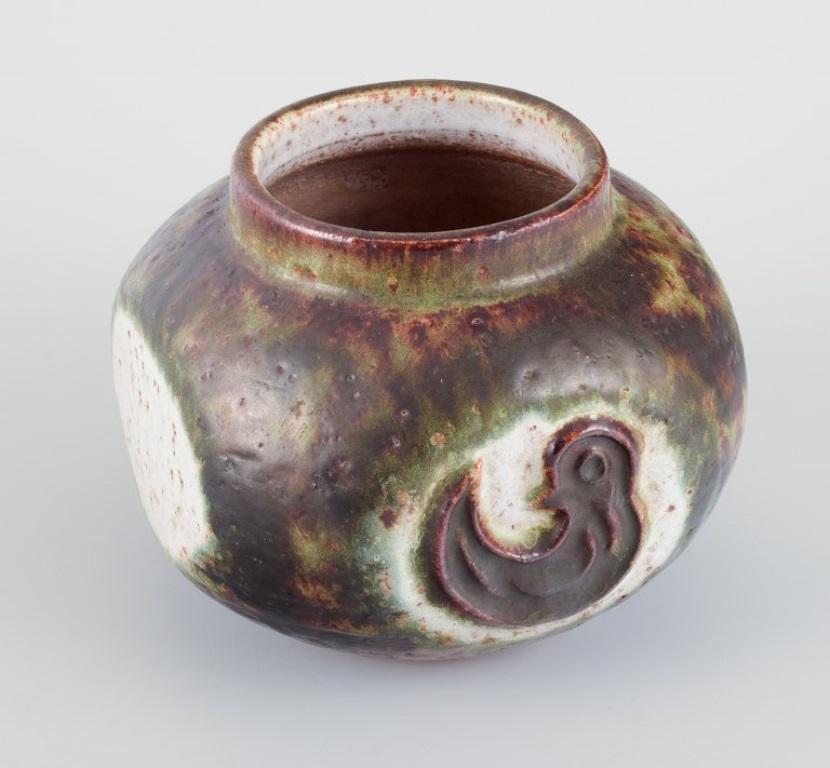 Vernissé Céramiste danois, vase unique décoré d'un bébé oiseau. années 1960 en vente