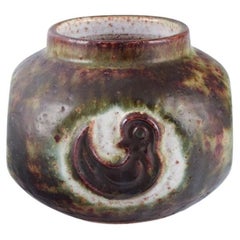 Dänische Keramikerin, einzigartige Vase mit einem Babyvogel verziert. 1960er Jahre