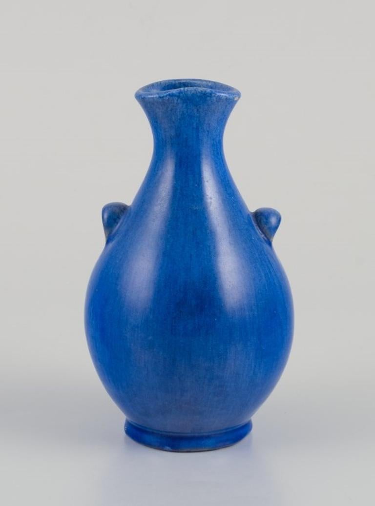Ceramista danese, vaso unico nello stile di Arne Bang.
Dalla metà del XX secolo.
Firmato in modo indistinto.
In ottime condizioni, con una piccola e insignificante scheggiatura nella parte superiore.
Dimensioni: Altezza 15,0 cm x Diametro 8,0 cm.