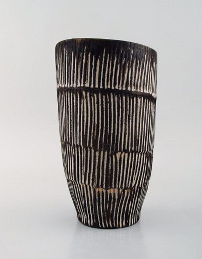 Danish ceramist. Large glazed ceramic vase with fluted body, 1960s-1970s.
Measures: 23 x 14 cm.
In very good condition.
Indistinctly signed.

  