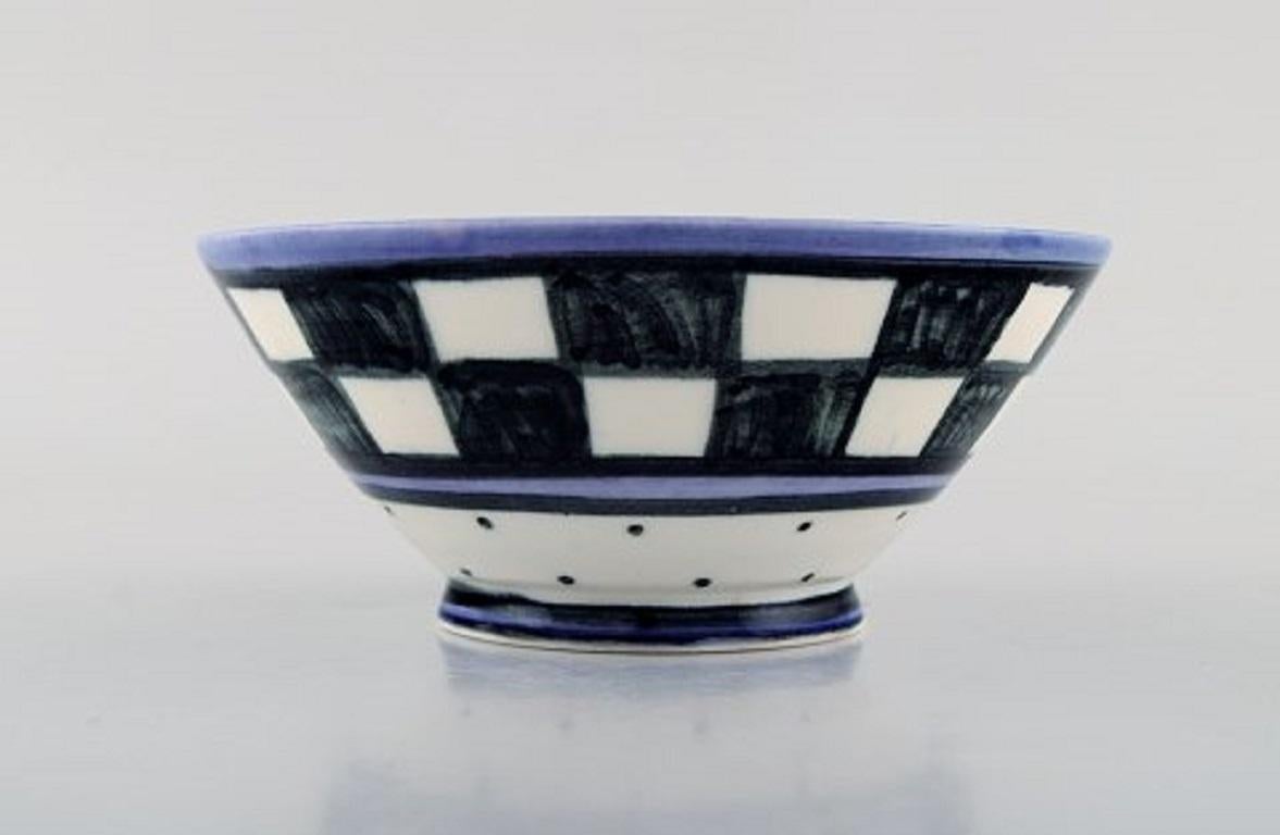 Danish ceramist. Unique bowl in hand painted ceramics. Checkered design, late 20th century.
Measures: 14 x 6 cm.
In very good condition.
Signed in monogram.