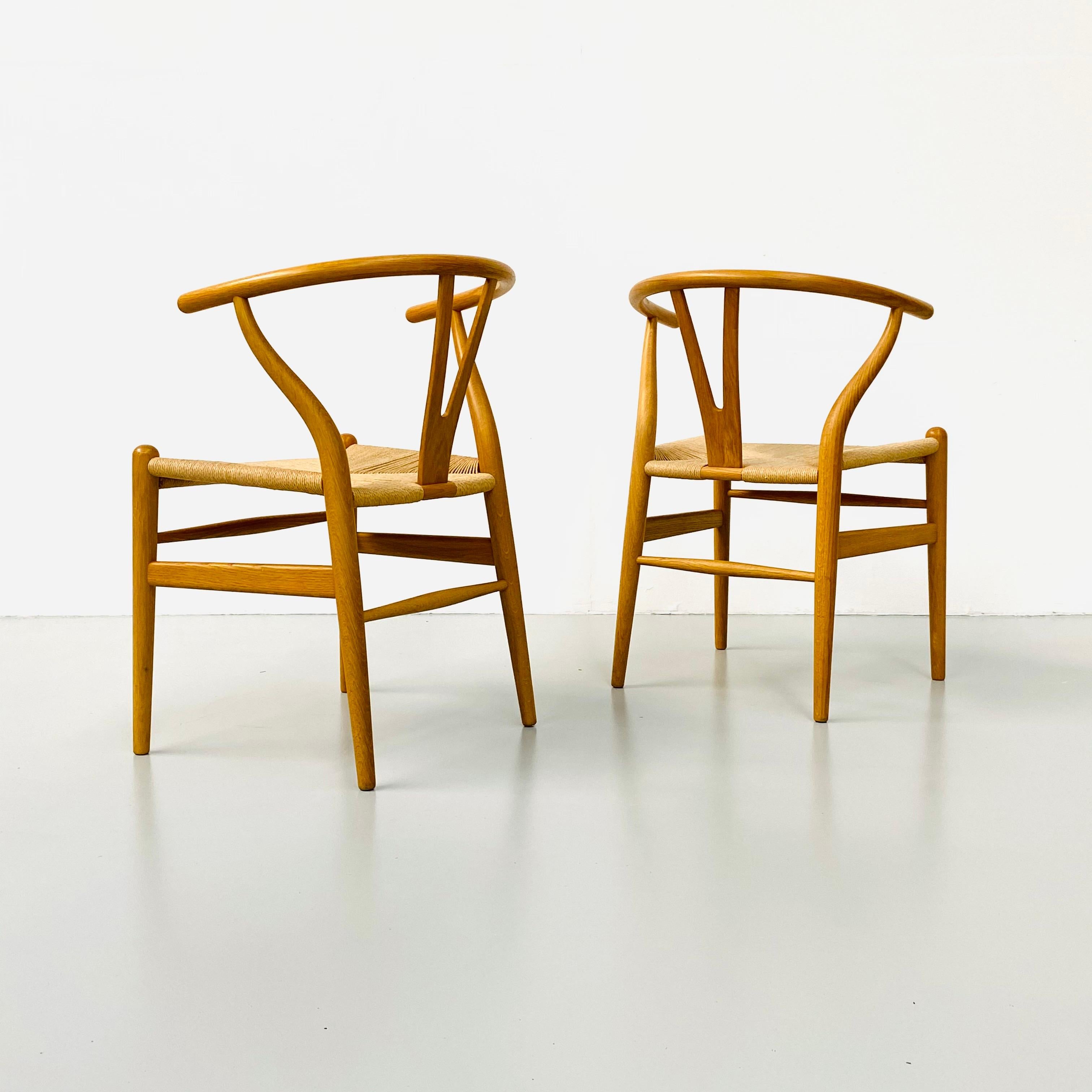 The Wishbone chair was designed in 1949 by the designer Hans J. Wegner. He designed it for the Danish company Carl Hansen & Son. These set of 2 is in very good condition and marked with a serial number to confirm its authenticity.