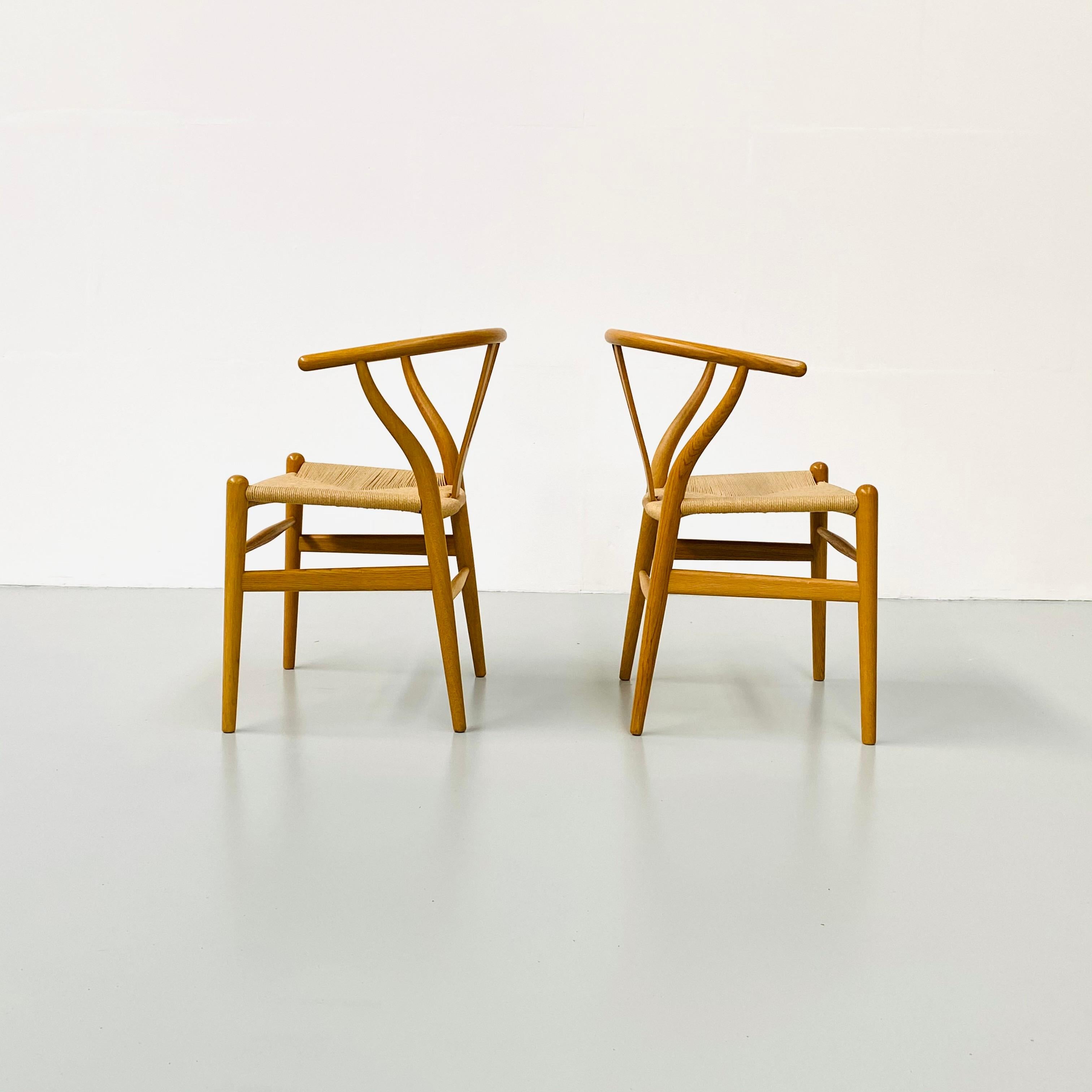 Danish CH24 Wishbone Chairs by H. Wegner for Carl Hansen & Son, 1990s, Set of 2 In Excellent Condition In Eindhoven, Noord Brabant