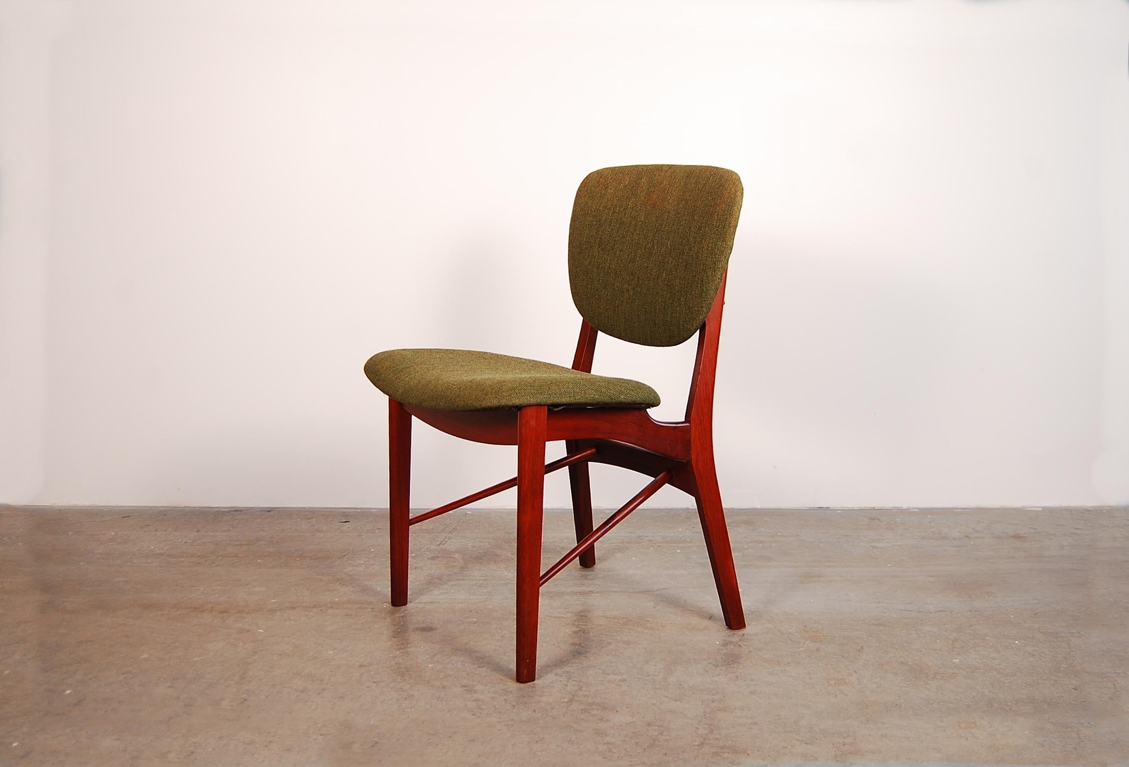Ein einzelner Stuhl aus Teakholz, entworfen und hergestellt von Niels Vodder in Kopenhagen, Dänemark, um 1962. Wahrscheinlich wurde er als Esszimmerstuhl entworfen, aber er wäre auch als Schreibtischstuhl geeignet. Der grüne Wollstoff scheint