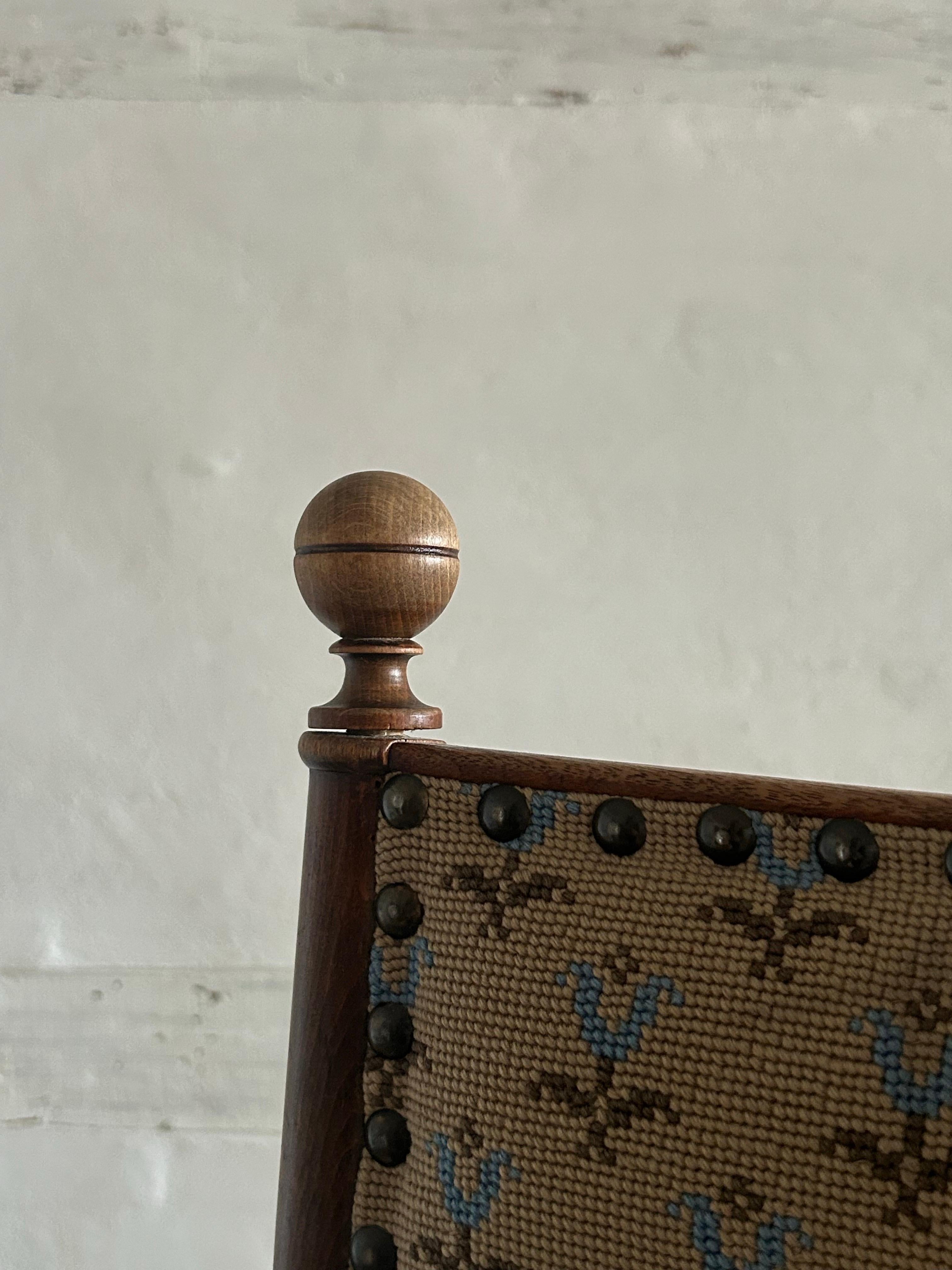 Dänischer Stuhl in der Manier von Jørgen Roed mit gesticktem Bezug, 1840er Jahre (Neoklassisch) im Angebot