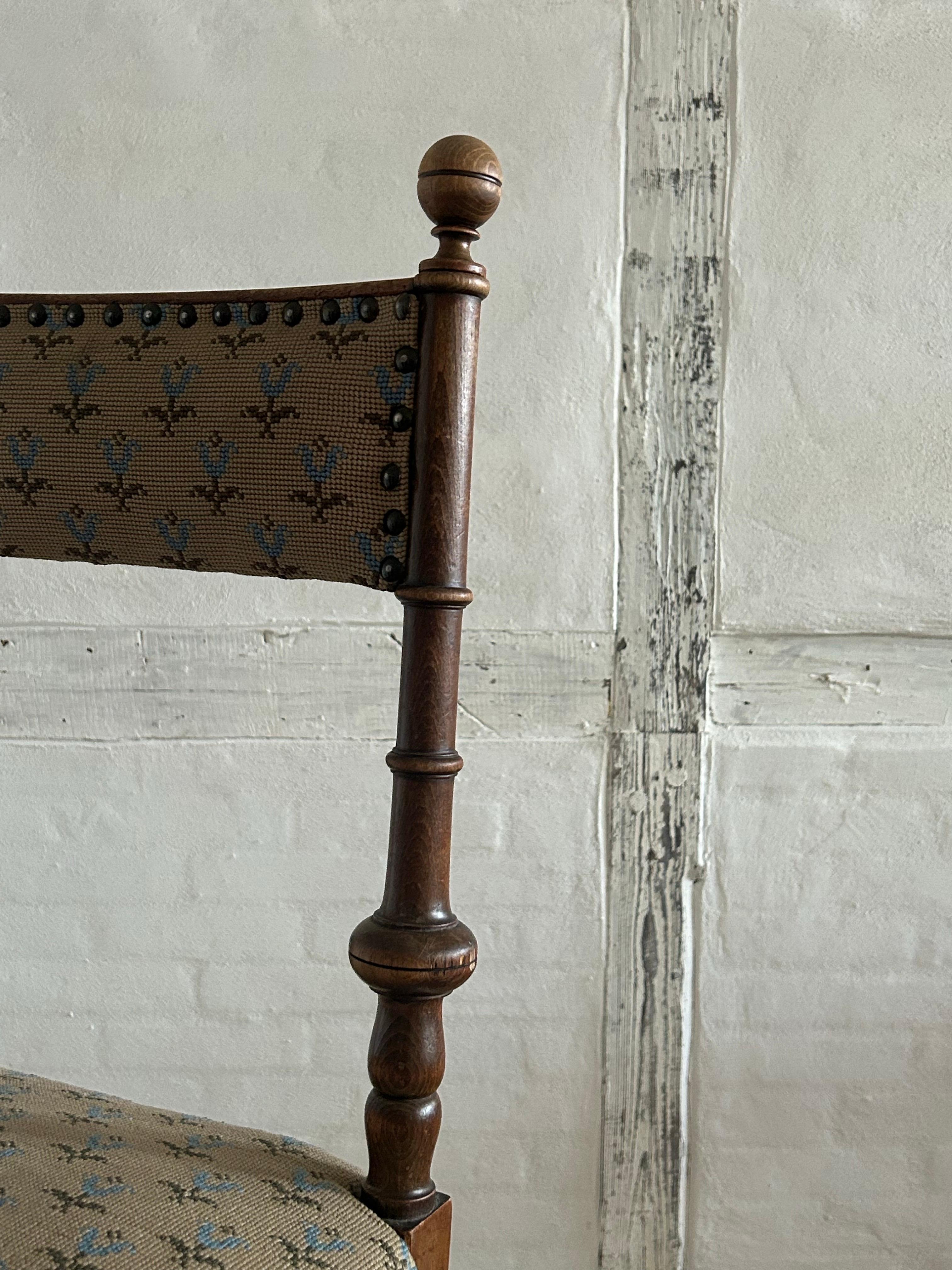 Dänischer Stuhl in der Manier von Jørgen Roed mit gesticktem Bezug, 1840er Jahre (Handgefertigt) im Angebot