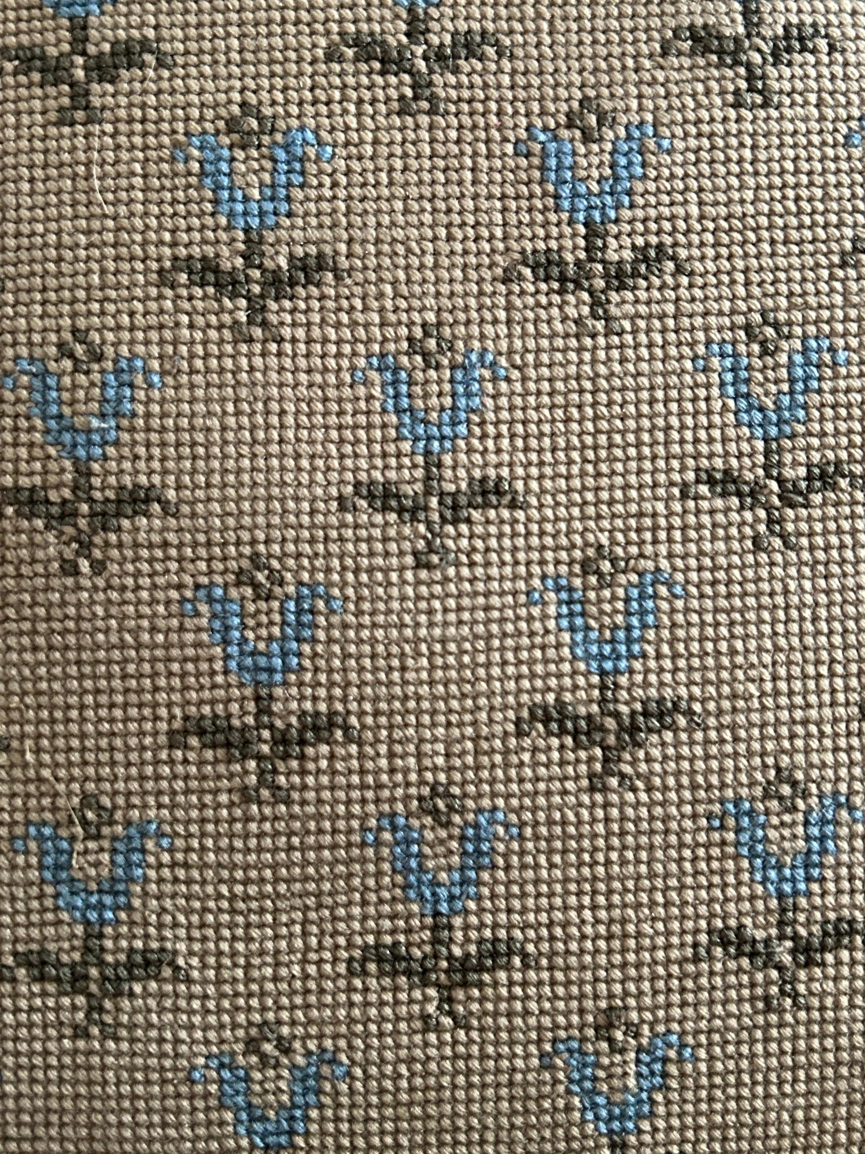 Dänischer Stuhl in der Manier von Jørgen Roed mit gesticktem Bezug, 1840er Jahre (Mittleres 19. Jahrhundert) im Angebot