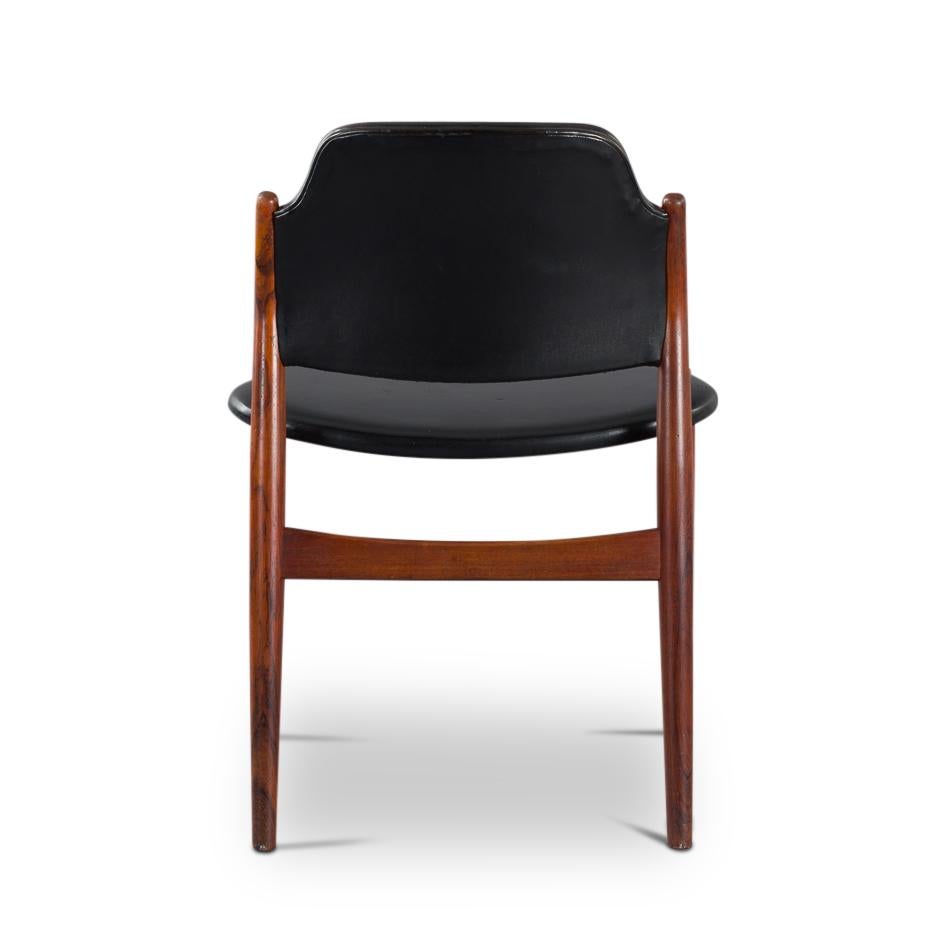 This model 62 is a chair with a elegant shaped backrest and a seat that seems to be assembled backwards. High standard in ergonomic design, this chair sits really well. Vodder designed in this series also chairs with arm rests and started to