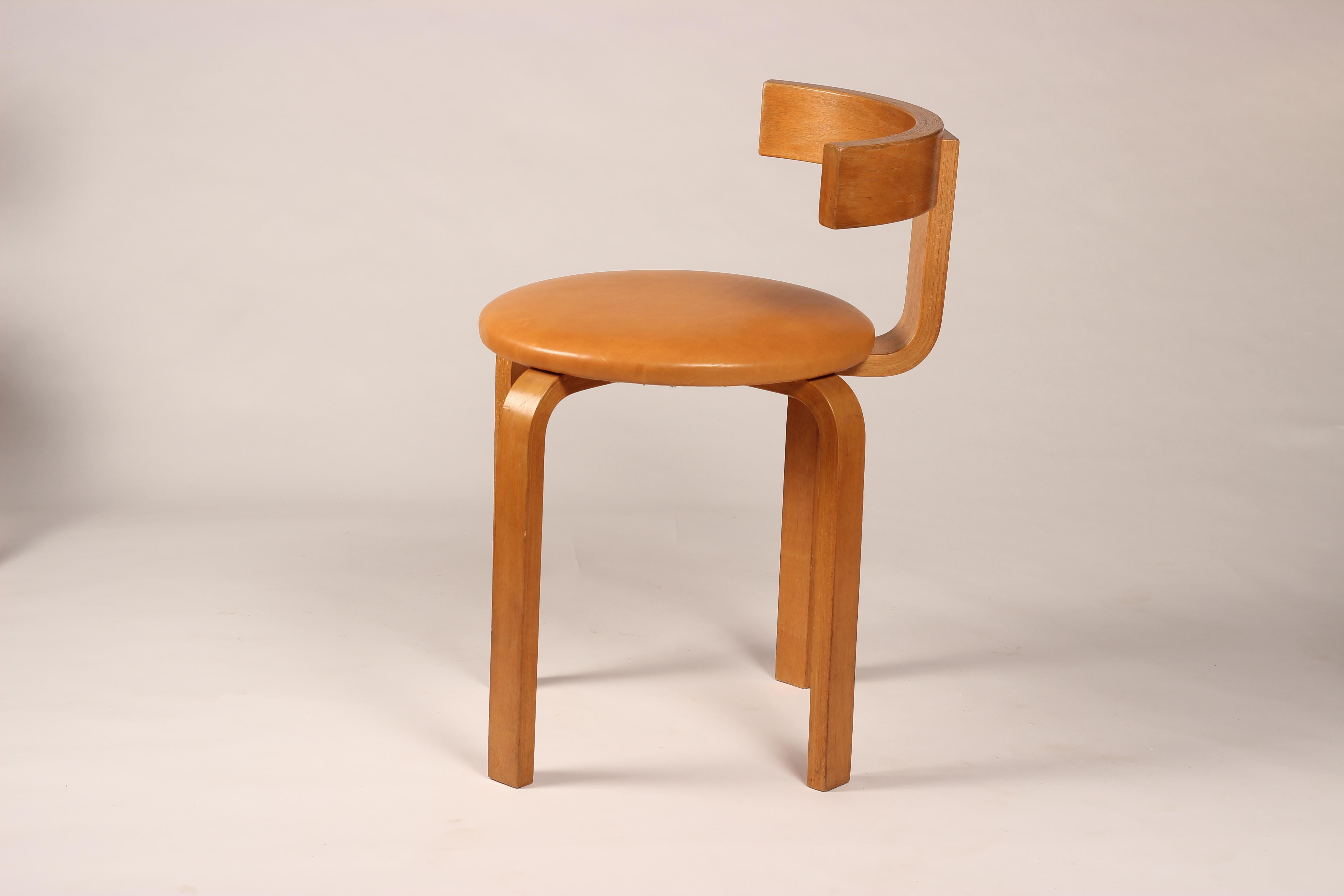Tabouret simple Mobelfabrik de Georg Petersens - Un mélange d'artisanat danois et de design intemporel**

Présentation d'une seule chaise danoise Mobelfabrik ou d'un seul tabouret courbé à la vapeur conçu par Georg Petersens, figure renommée du