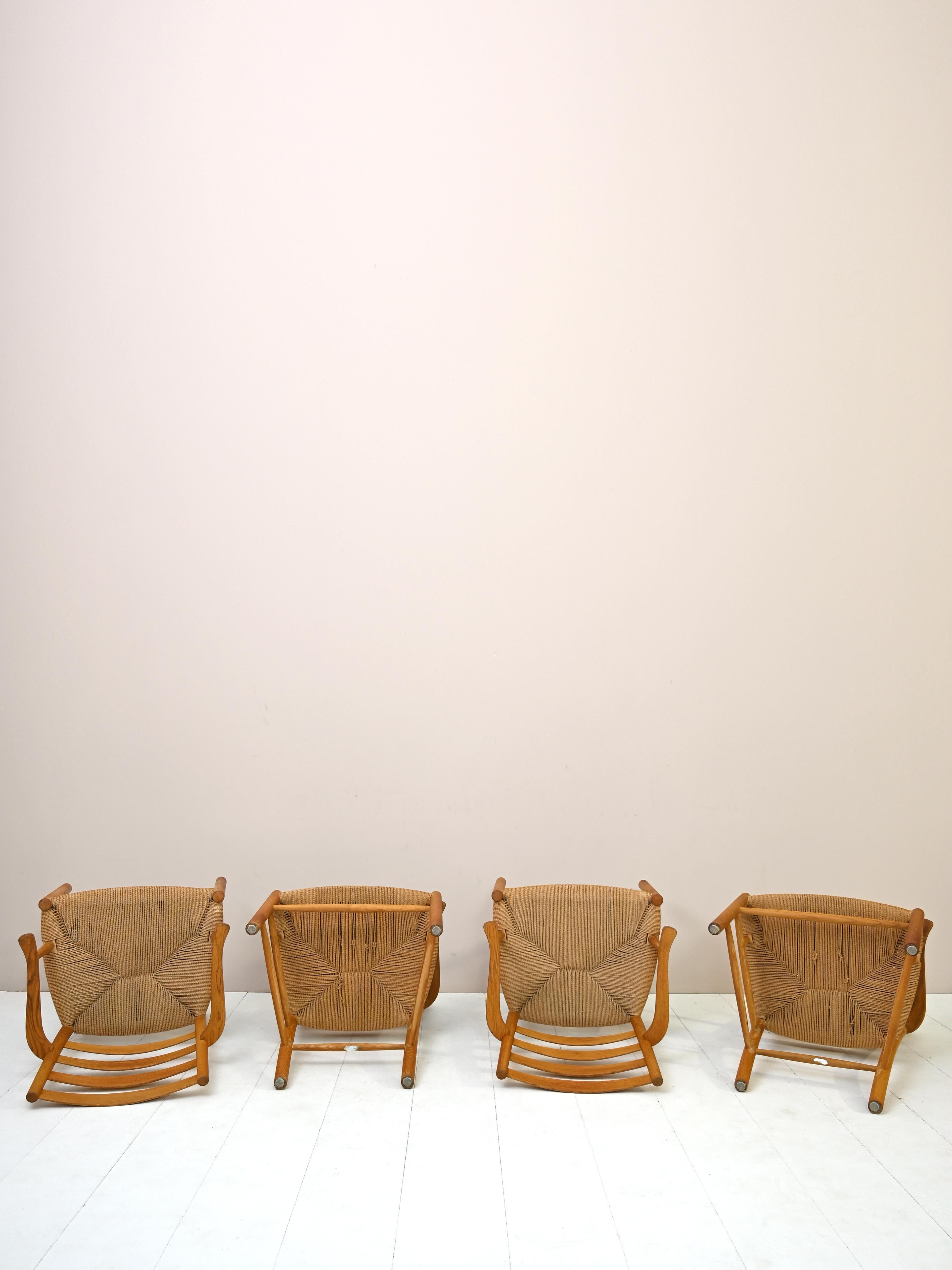 Set of 4 Danish vintage Fritz Hansen design chairs with authentic stamp.
This model, which has become iconic, was designed by Kaare Klint and made by Fritz Hansen in
1936.
Made of beech wood and rope, they embody the understated and elegant style