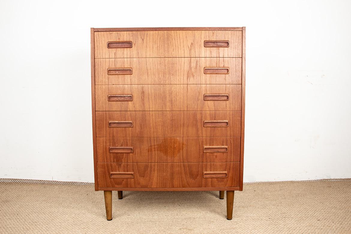 Superb Scandinavian chest of drawers. Six large drawers with finely inlaid handles provide ample storage. This beautifully crafted piece of furniture is ideal for a bedroom or office.

Designer: Eric Jensen and Juul Andersen.
Manufacturer: