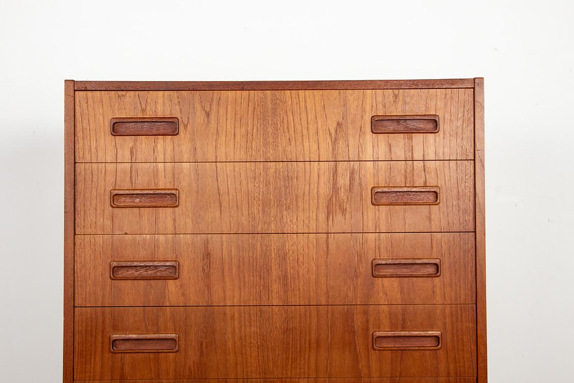 Scandinavian Modern Danish Chest of Drawers, 6 Drawers, Teak and Elm, Westergaard Mobelfabrik 1960. For Sale