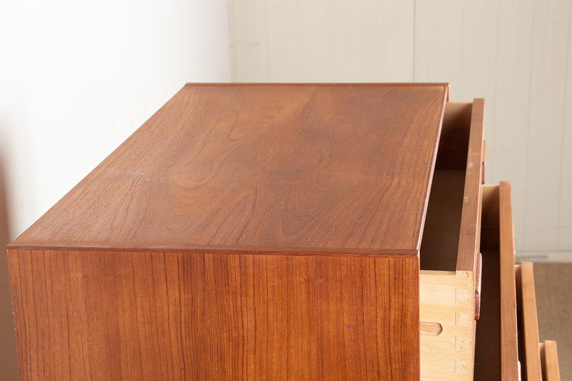Danish Chest of Drawers, 6 Drawers, Teak and Elm, Westergaard Mobelfabrik 1960. For Sale 1
