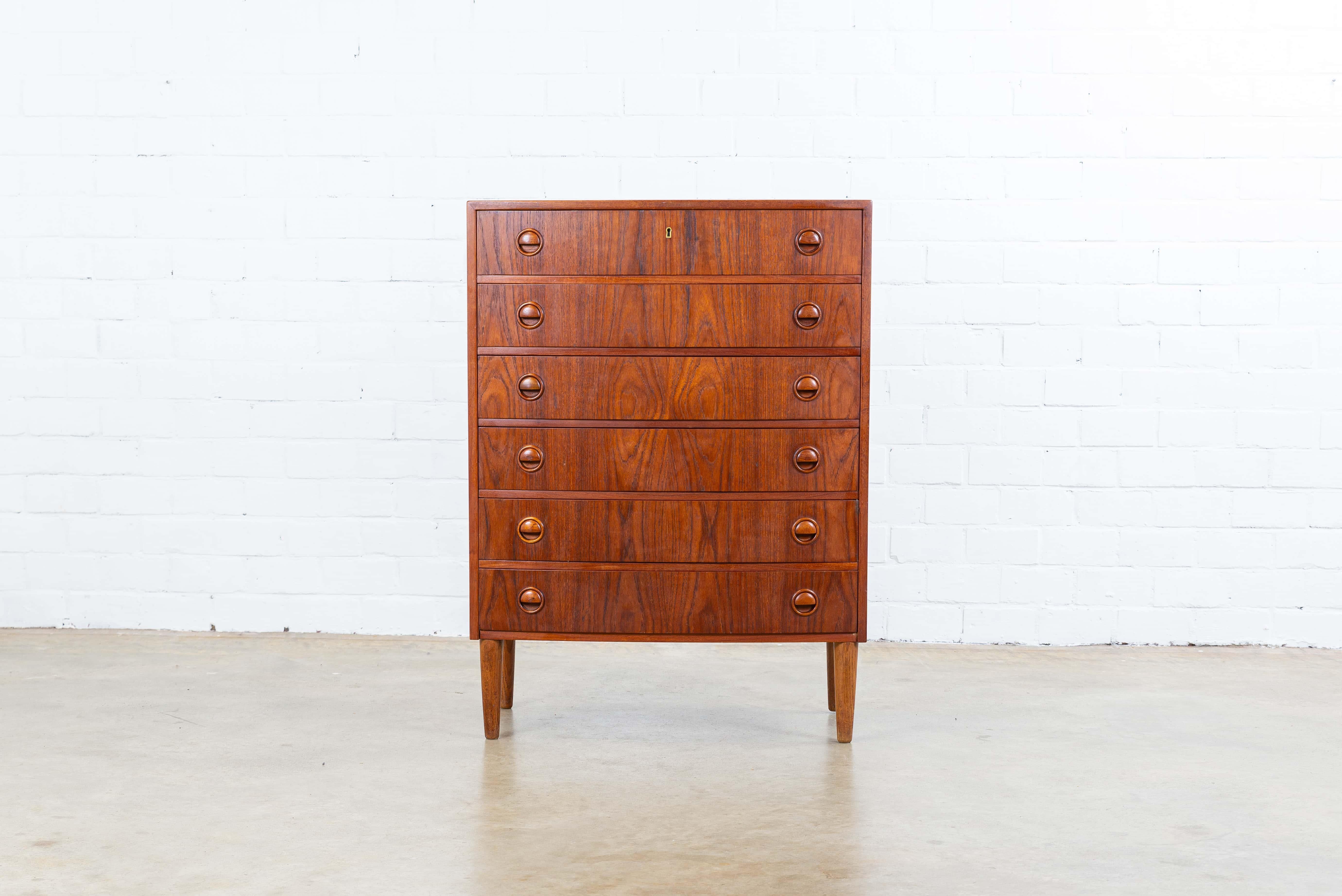 Beautiful chest of drawers in teak with 6 large drawers.
This chest of drawers was designed by Kai Kristiansen in Denmark in the 1960s.