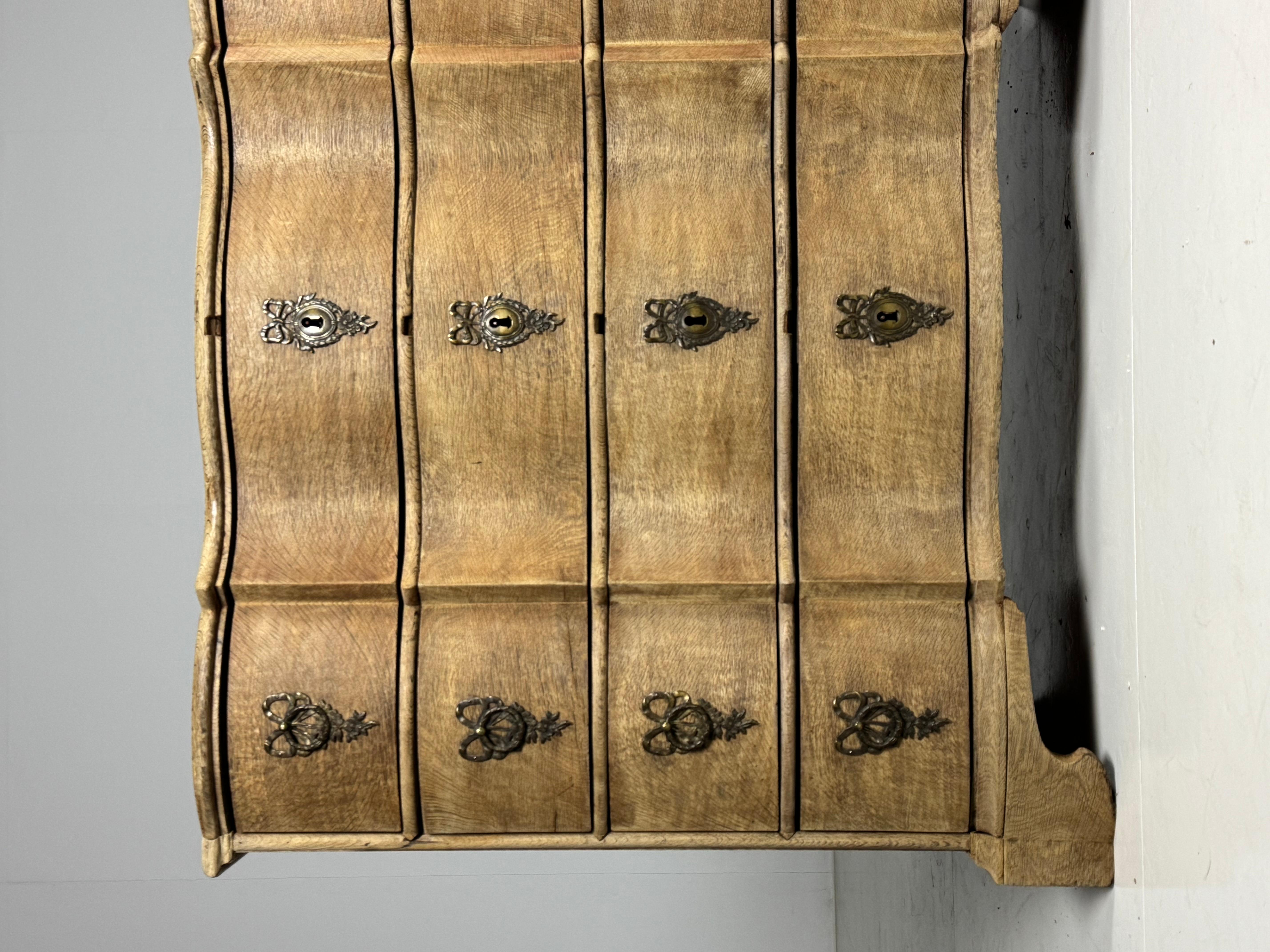Exceptionally beautiful clear oak chest of drawers / dresser of large size. Original from Danmark, ca. 1800-1820. Beautifully ornate hardware.
