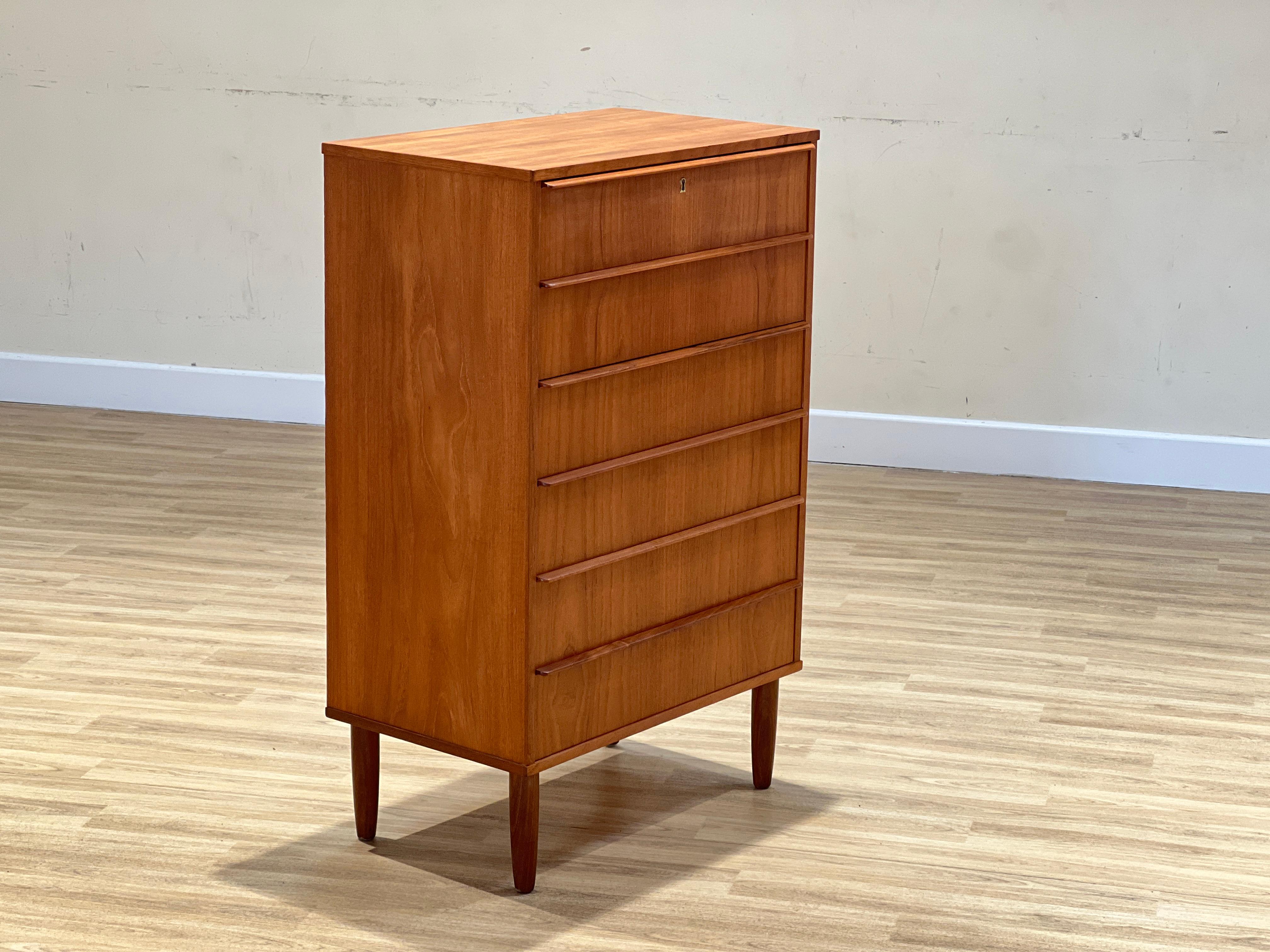 Danish Chest of Drawers in Teak with 6 Drawers 9