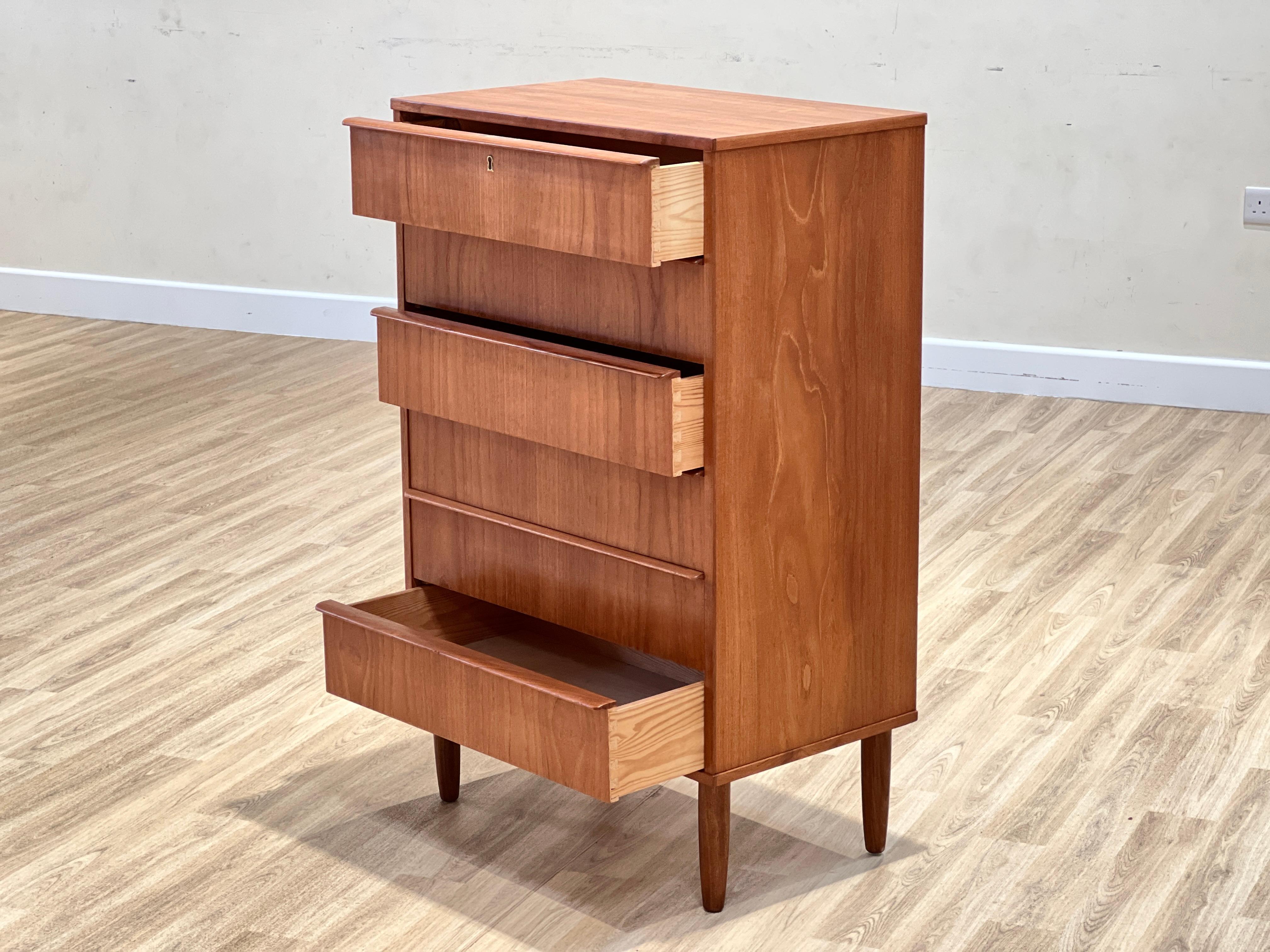 Danish teak chest of drawers with 6 drawers manufactured in Denmark in the mid-20th century.

The chest of drawers has a rational and minimalist design with elongated handles. It has 6 drawers that give us a large storage space.

The teak in the