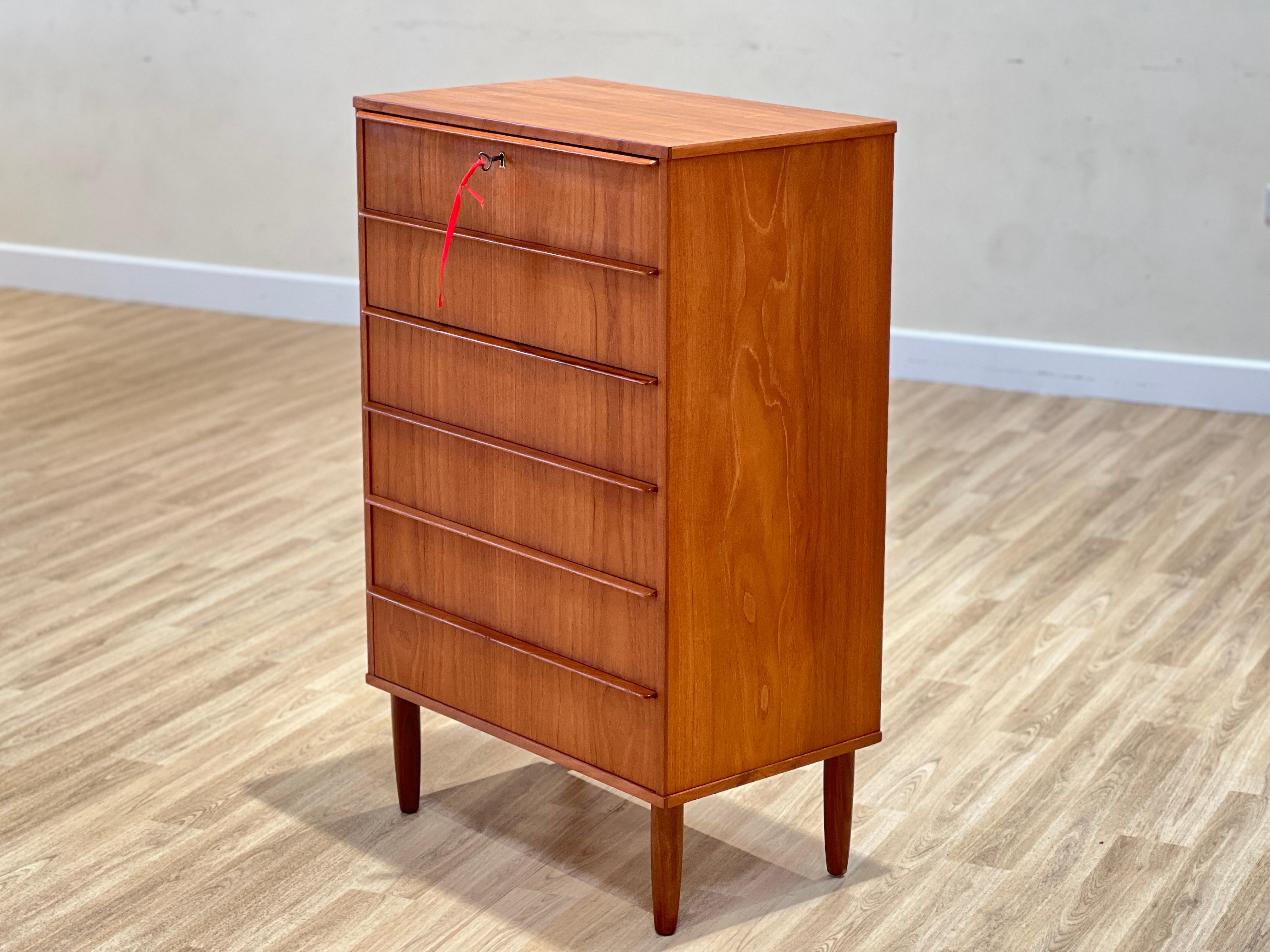Danish Chest of Drawers in Teak with 6 Drawers For Sale 1