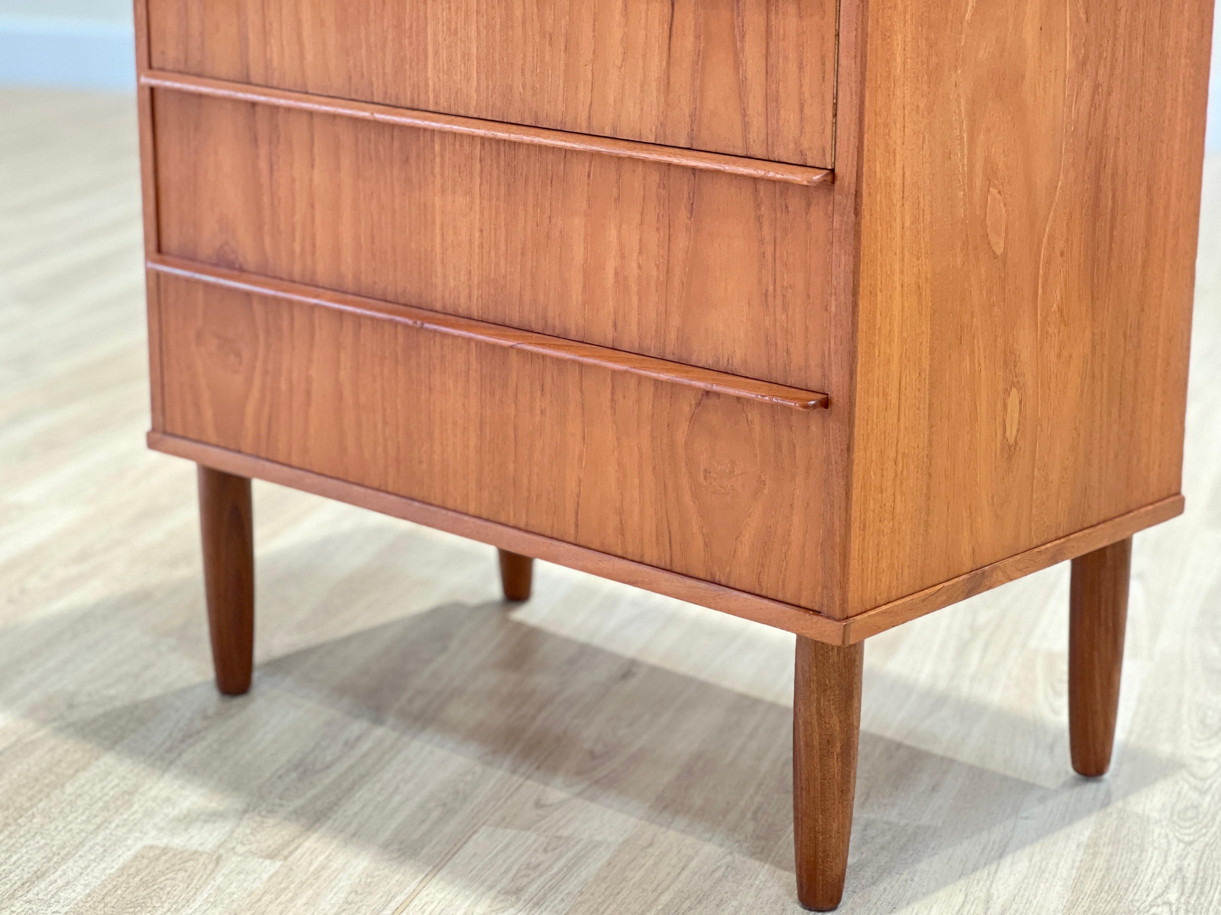 Danish Chest of Drawers in Teak with 6 Drawers For Sale 2