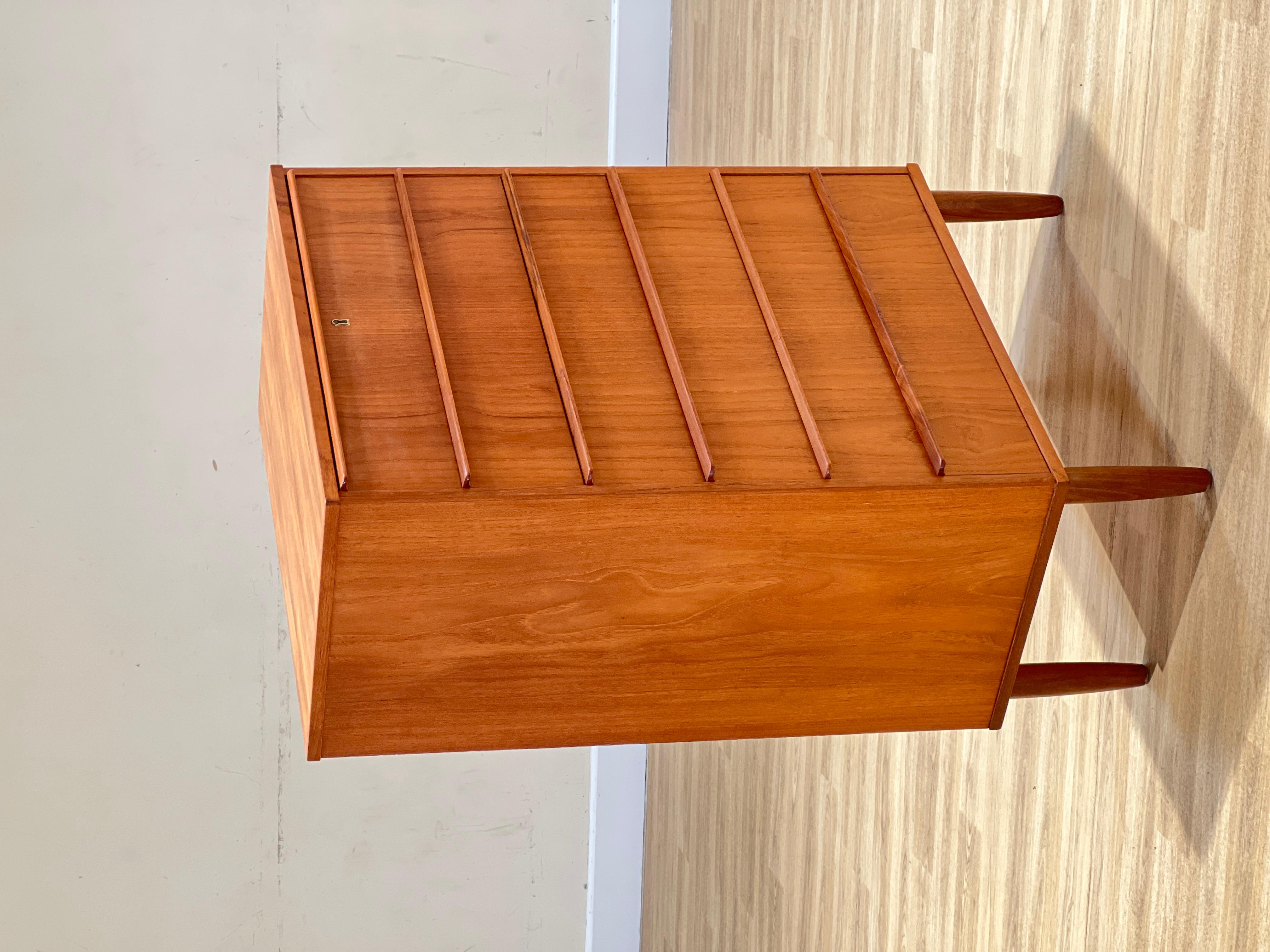 Danish Chest of Drawers in Teak with 6 Drawers For Sale 3