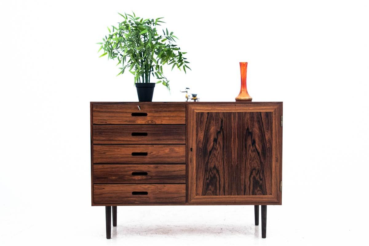 Danish chest of drawers, rosewood, 1960s.

Very good condition.

Dimensions: height 82 cm, width 110 cm, depth 42 cm.