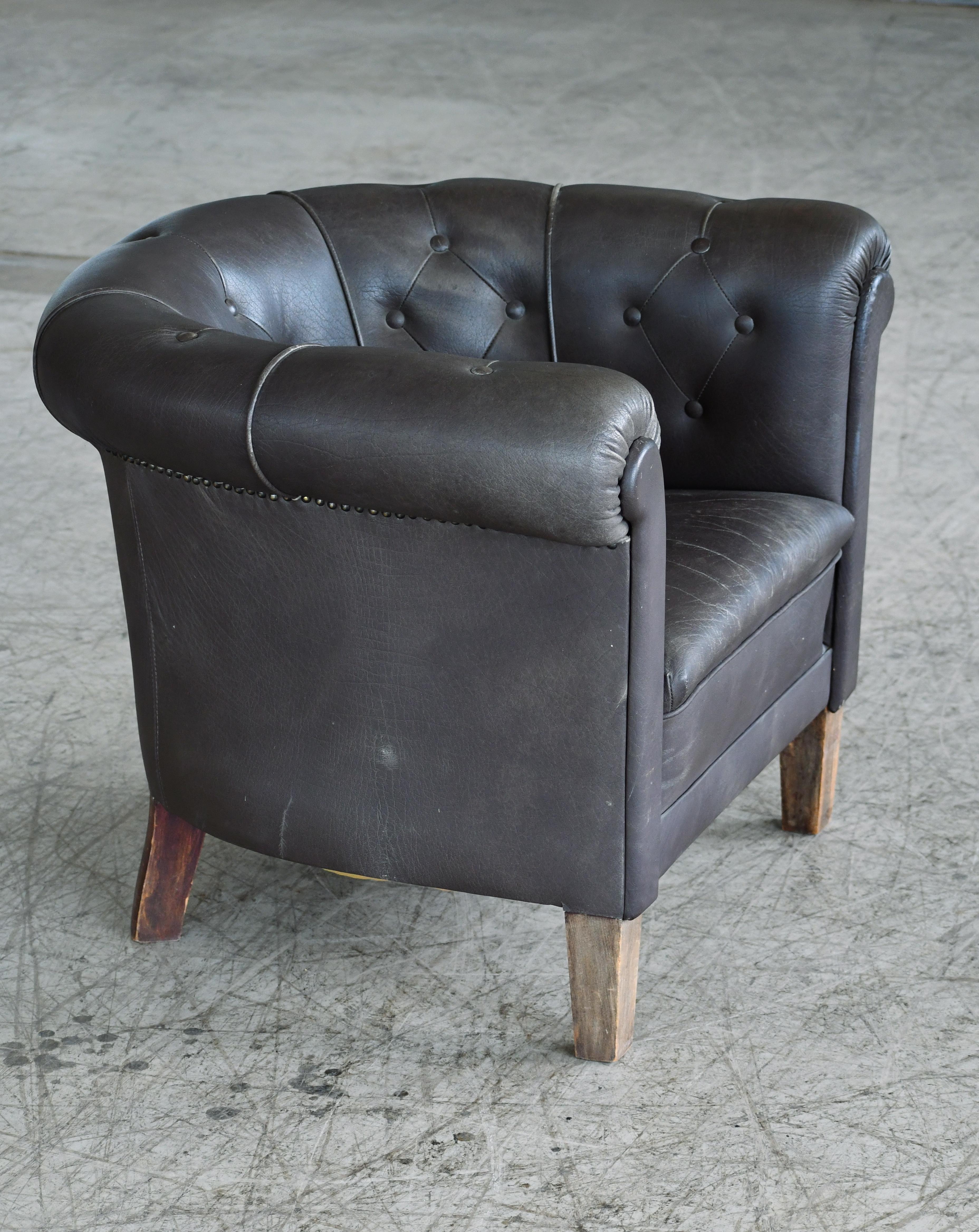 Danish Chesterfield Style Tufted Lounge Chair in Charcoal Leather, circa 1950 For Sale 5