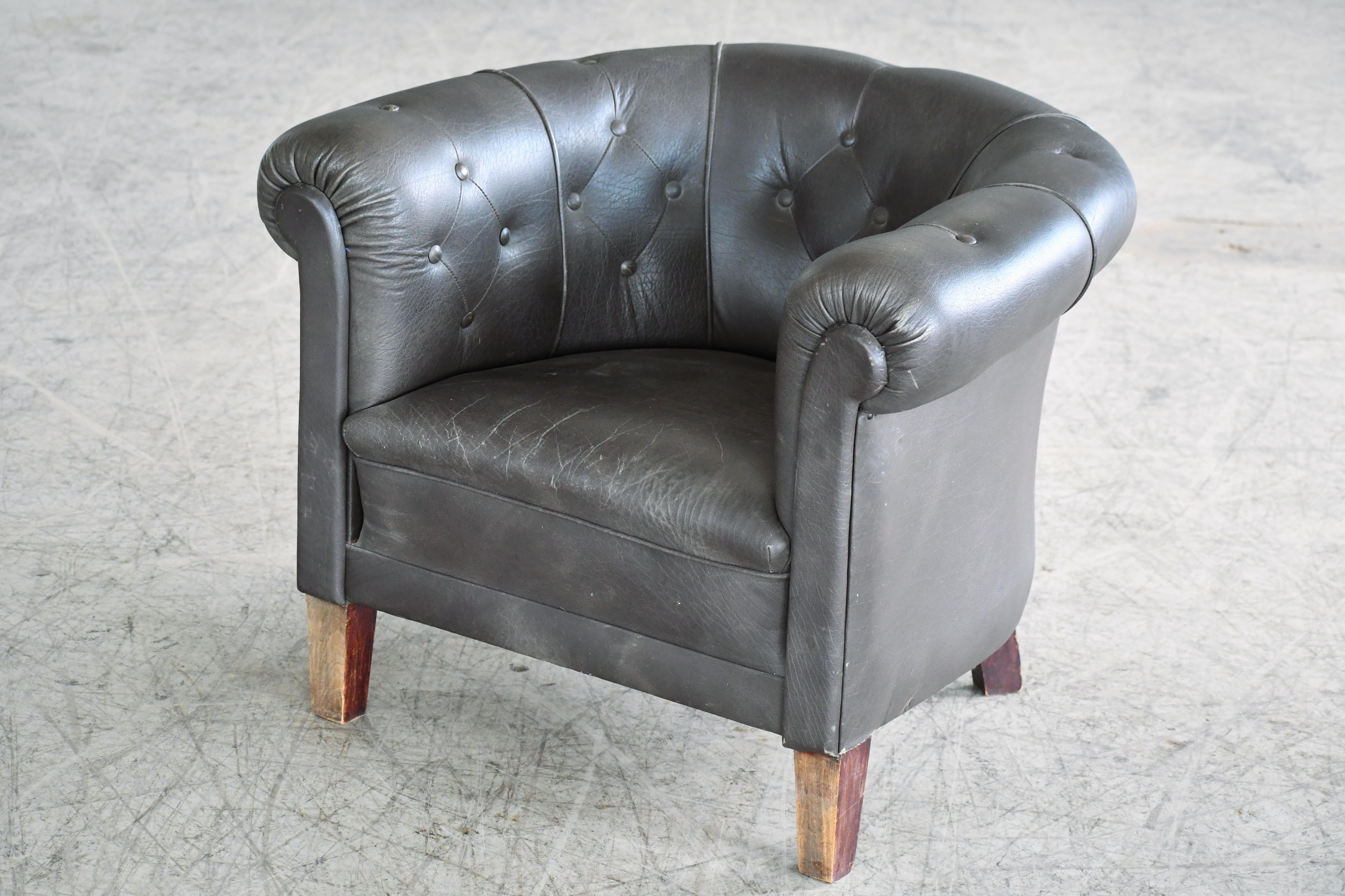 Danish Chesterfield Style Tufted Lounge Chair in Charcoal Leather, circa 1950 In Good Condition For Sale In Bridgeport, CT