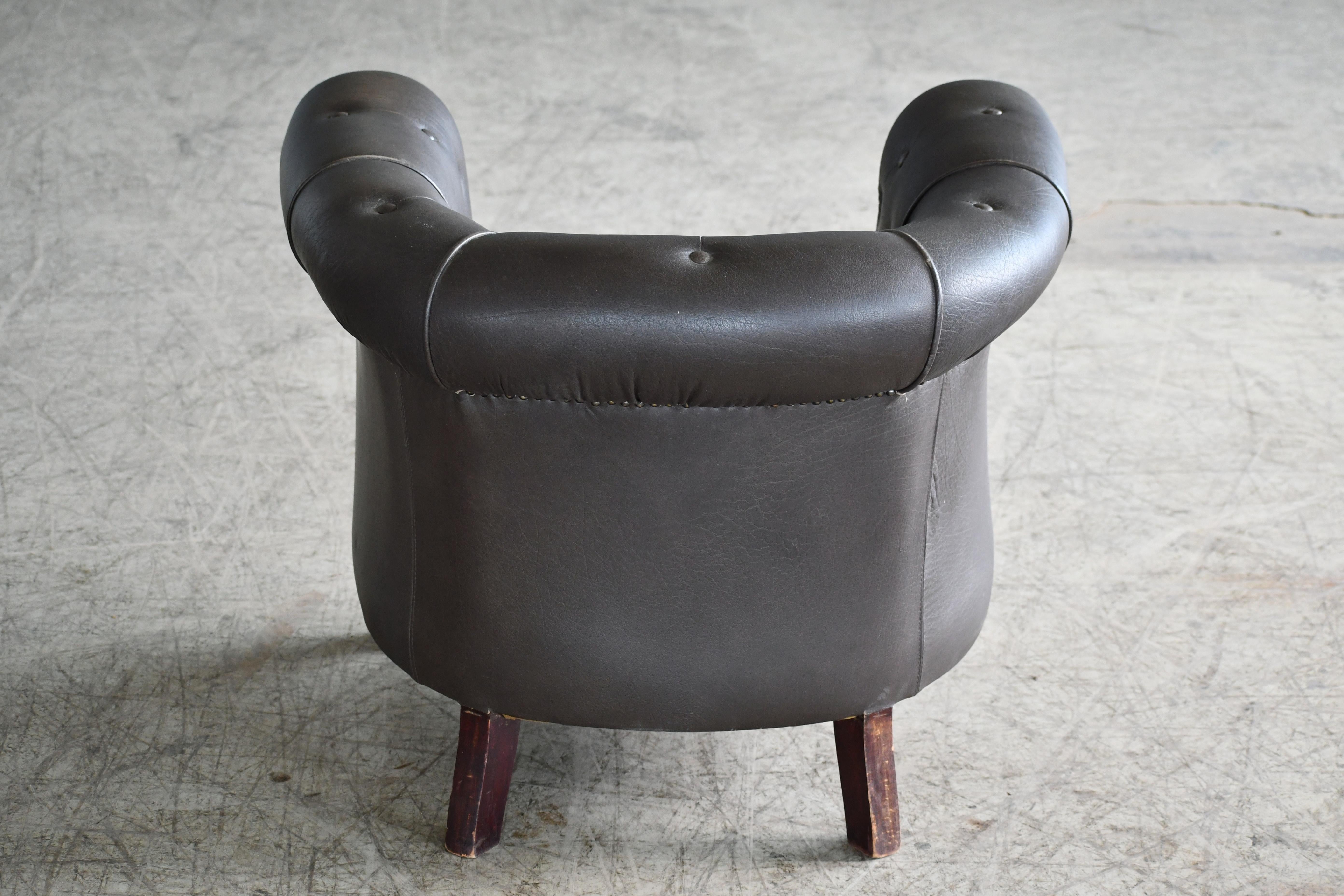 Danish Chesterfield Style Tufted Lounge Chair in Charcoal Leather, circa 1950 For Sale 2