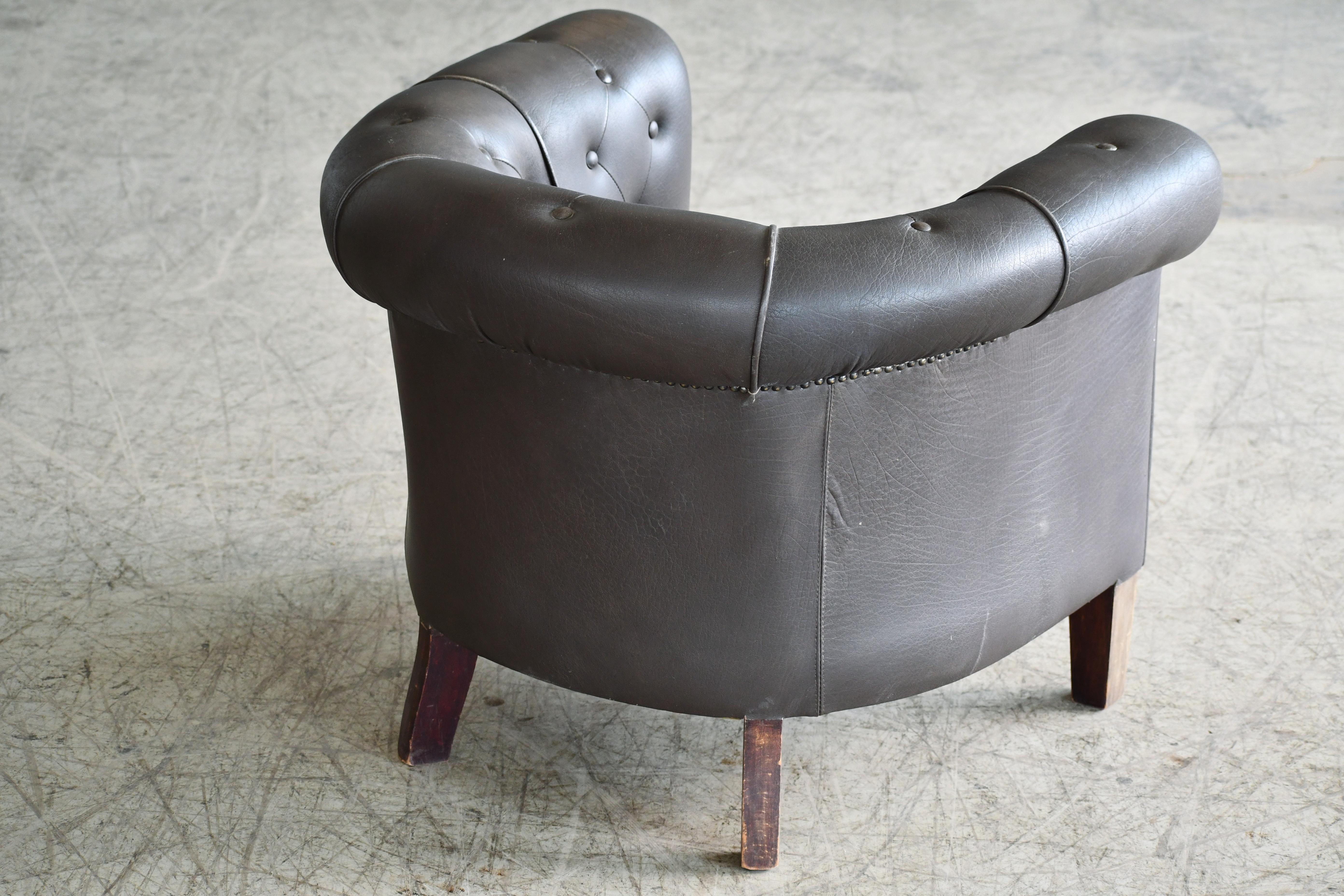 Danish Chesterfield Style Tufted Lounge Chair in Charcoal Leather, circa 1950 For Sale 3