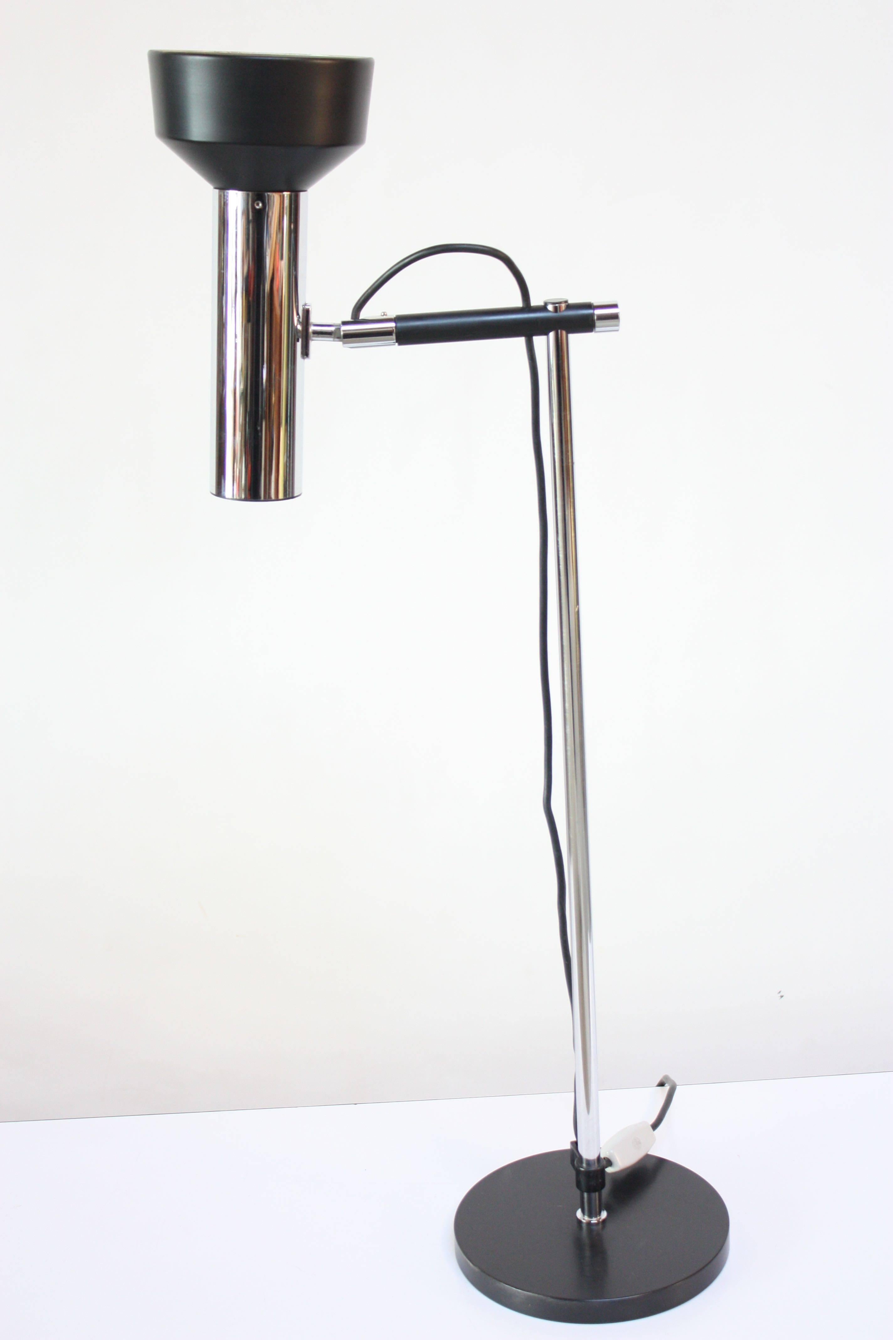 Verstellbare dänische Tischlampe aus Chrom und Metall (Moderne der Mitte des Jahrhunderts) im Angebot