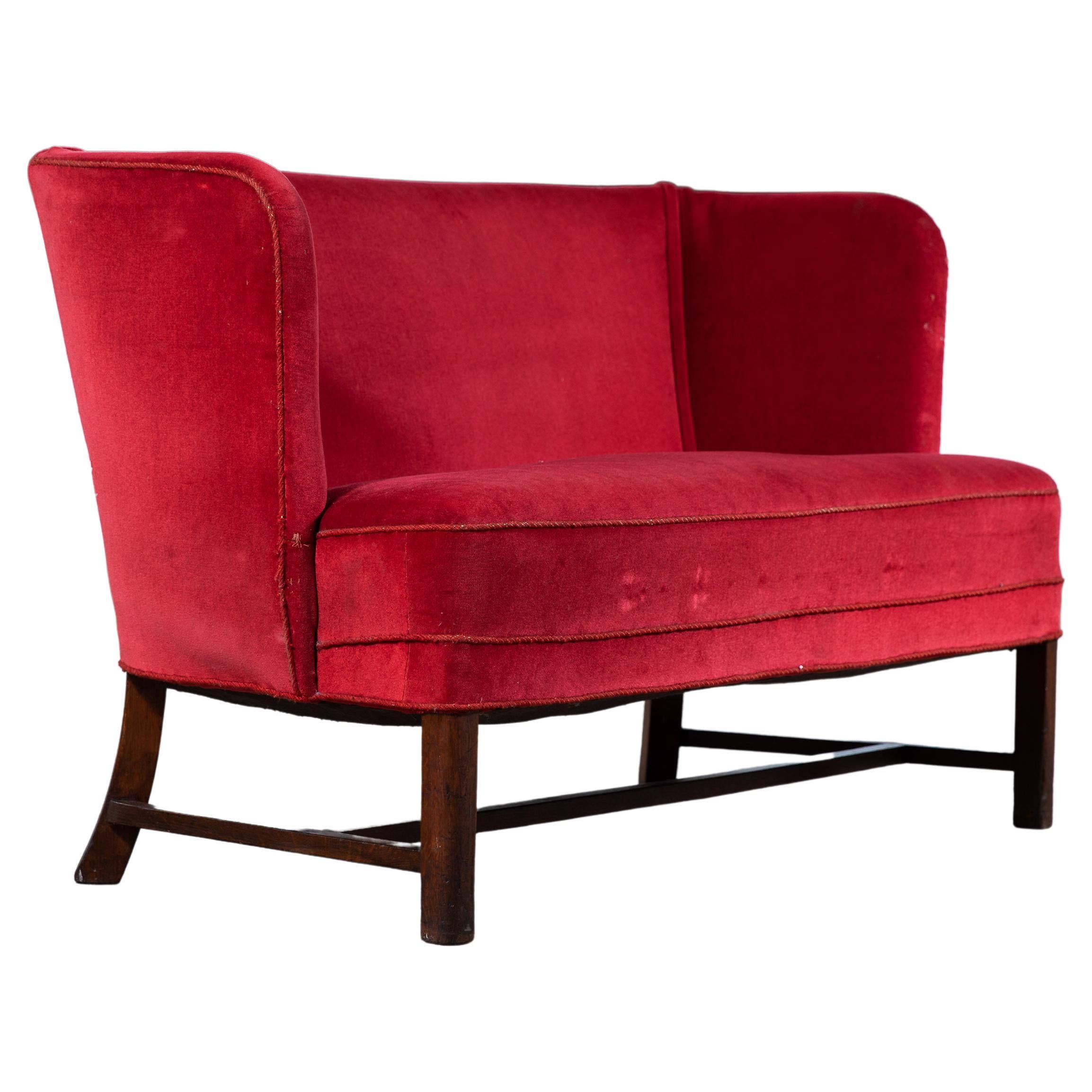 Canapé ou banc danois classique des années 1930 "style banane" en velours rouge en vente