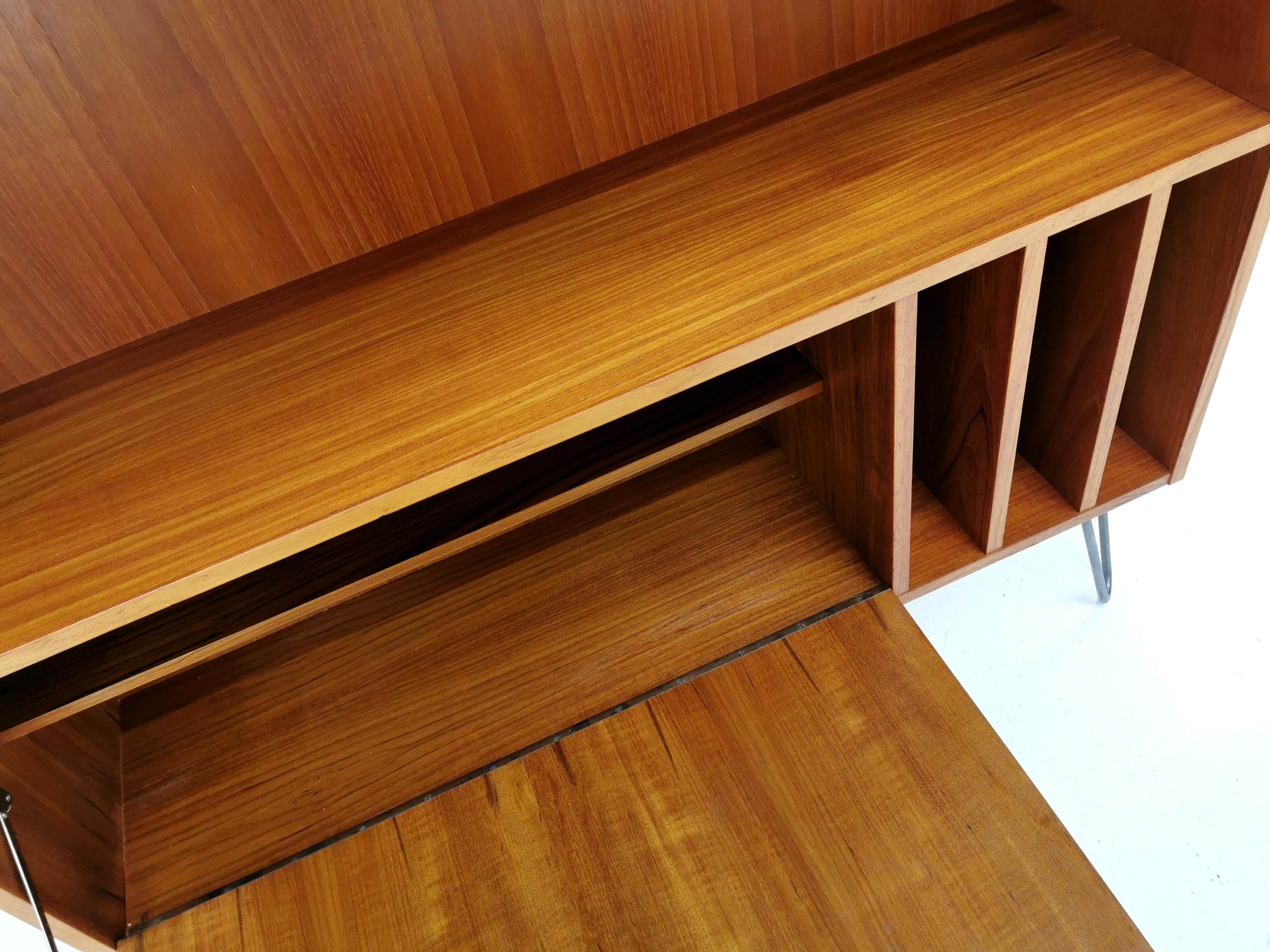 Clausen & Søn teak bookcase

Bookcase raised on hairpin legs. 

Top-quality, made in Denmark. 

Teak. Featuring a fall front cabinet. Spaces for books and records.

Midcentury, 1970s by Clausen & Son. 

Dimensions (cm): H 124 x W 104 x D
