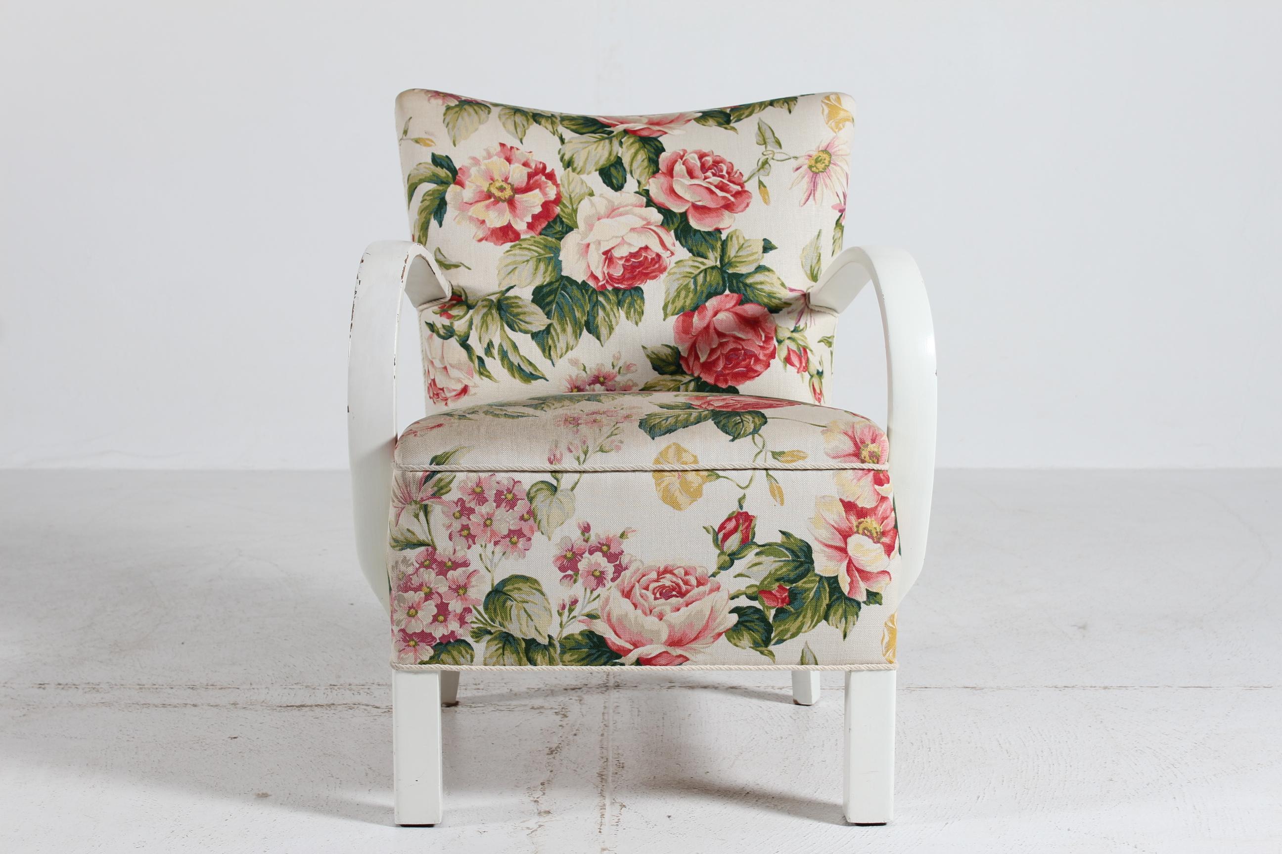 Chaise club danoise tapissée de tissu floral, cadre peint à la main en blanc, années 1940 en vente 2