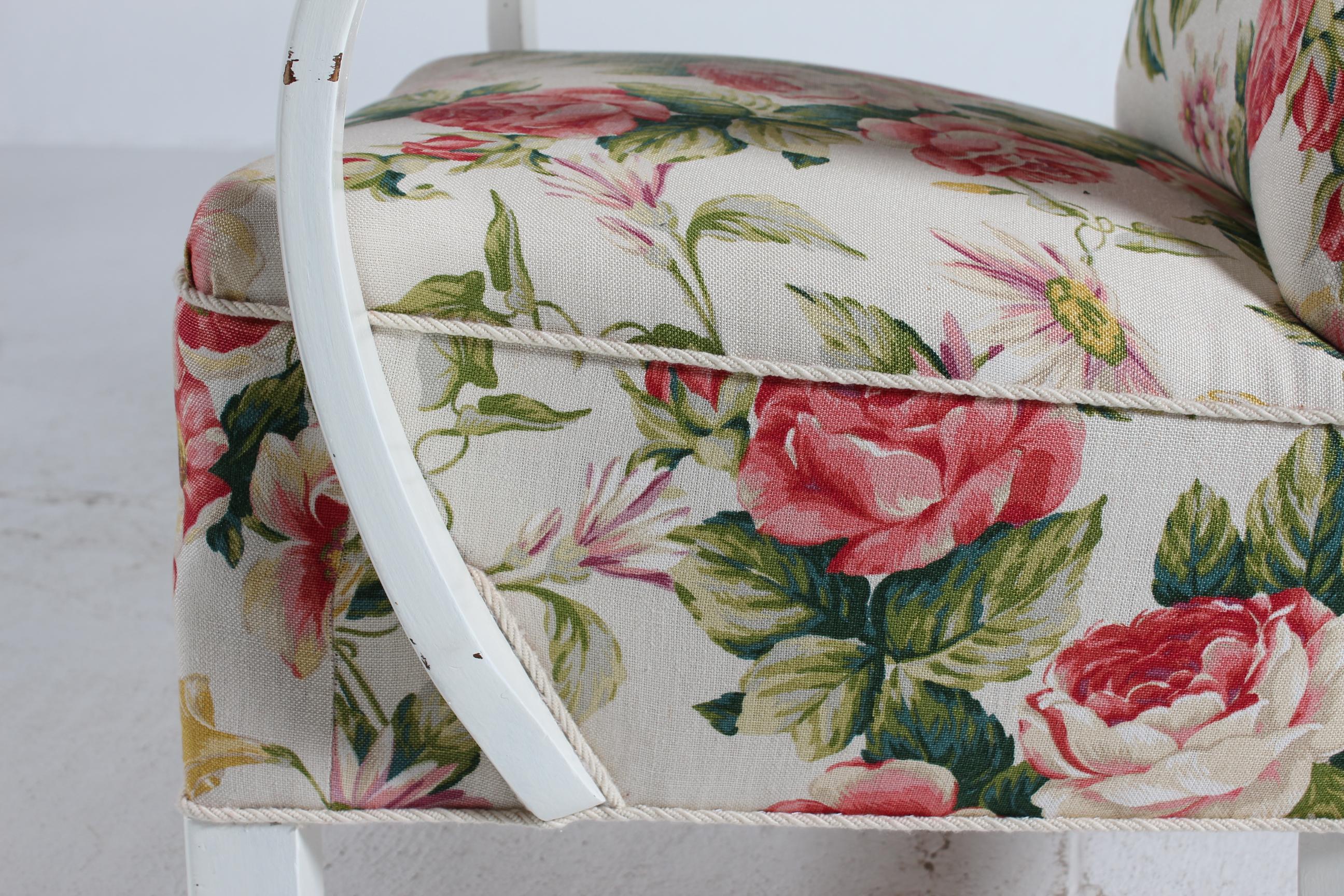 Chaise club danoise tapissée de tissu floral, cadre peint à la main en blanc, années 1940 en vente 3