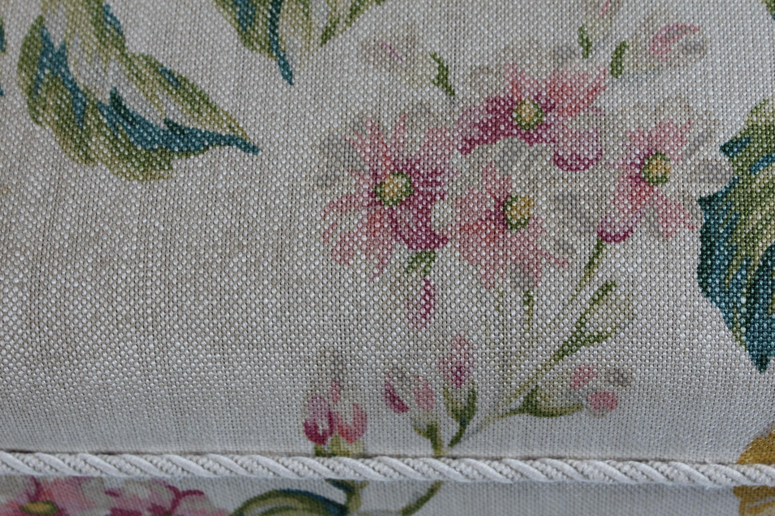 Chaise club danoise tapissée de tissu floral, cadre peint à la main en blanc, années 1940 en vente 4