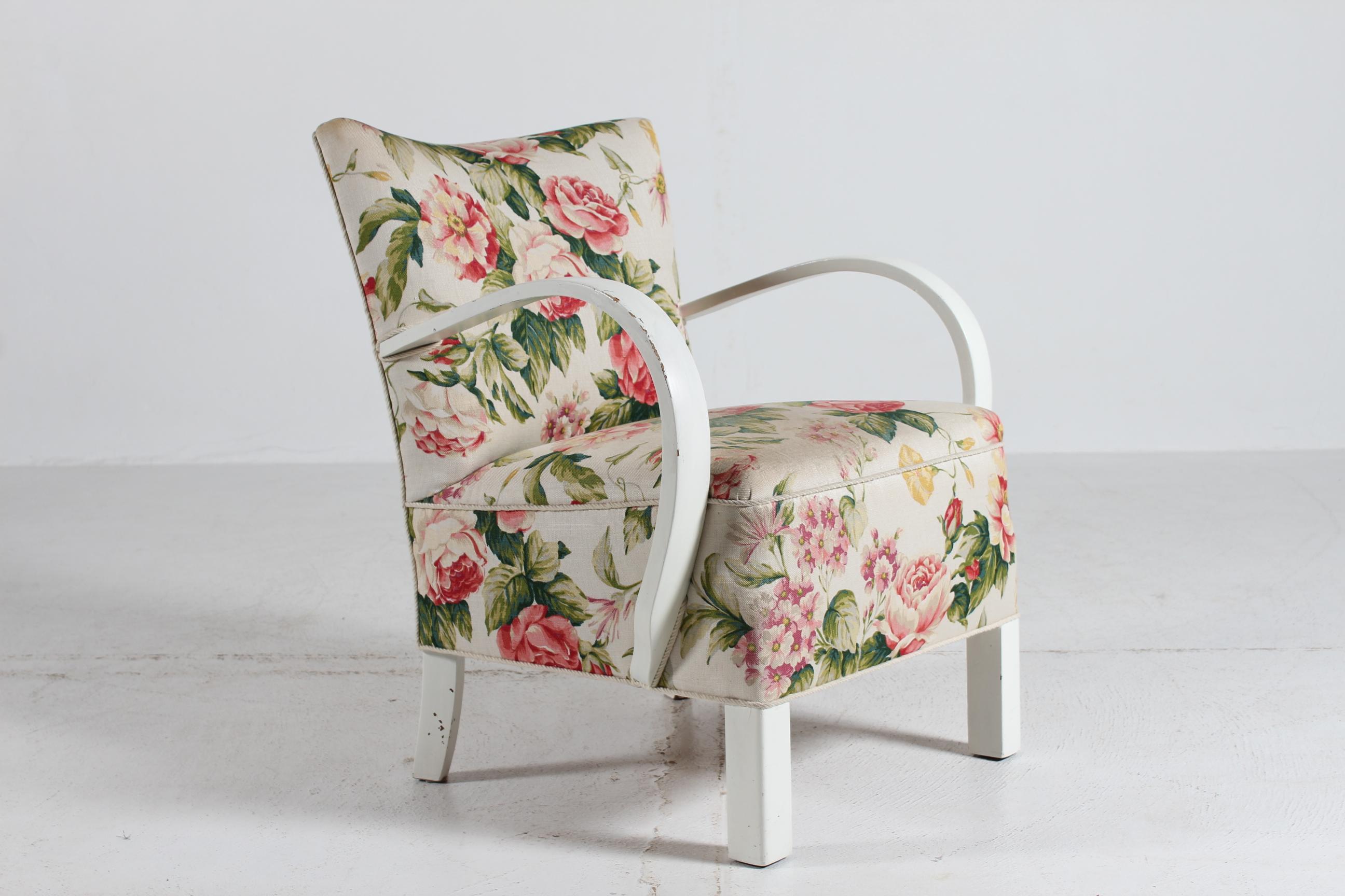 Art déco Chaise club danoise tapissée de tissu floral, cadre peint à la main en blanc, années 1940 en vente
