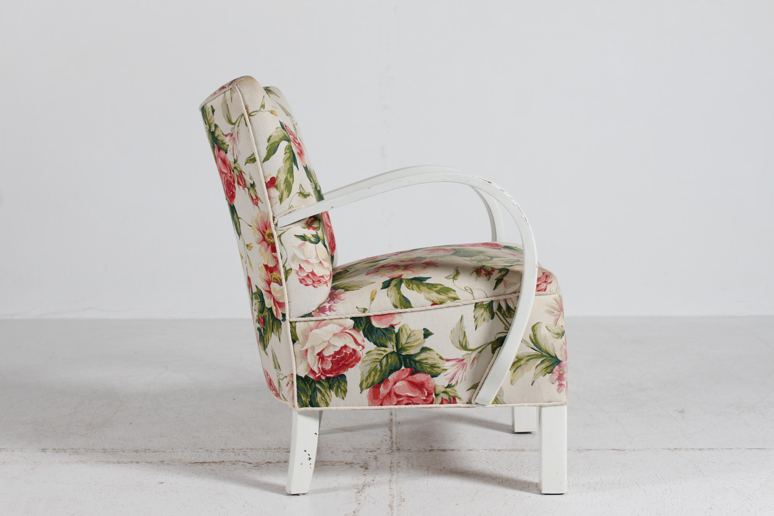 Danois Chaise club danoise tapissée de tissu floral, cadre peint à la main en blanc, années 1940 en vente