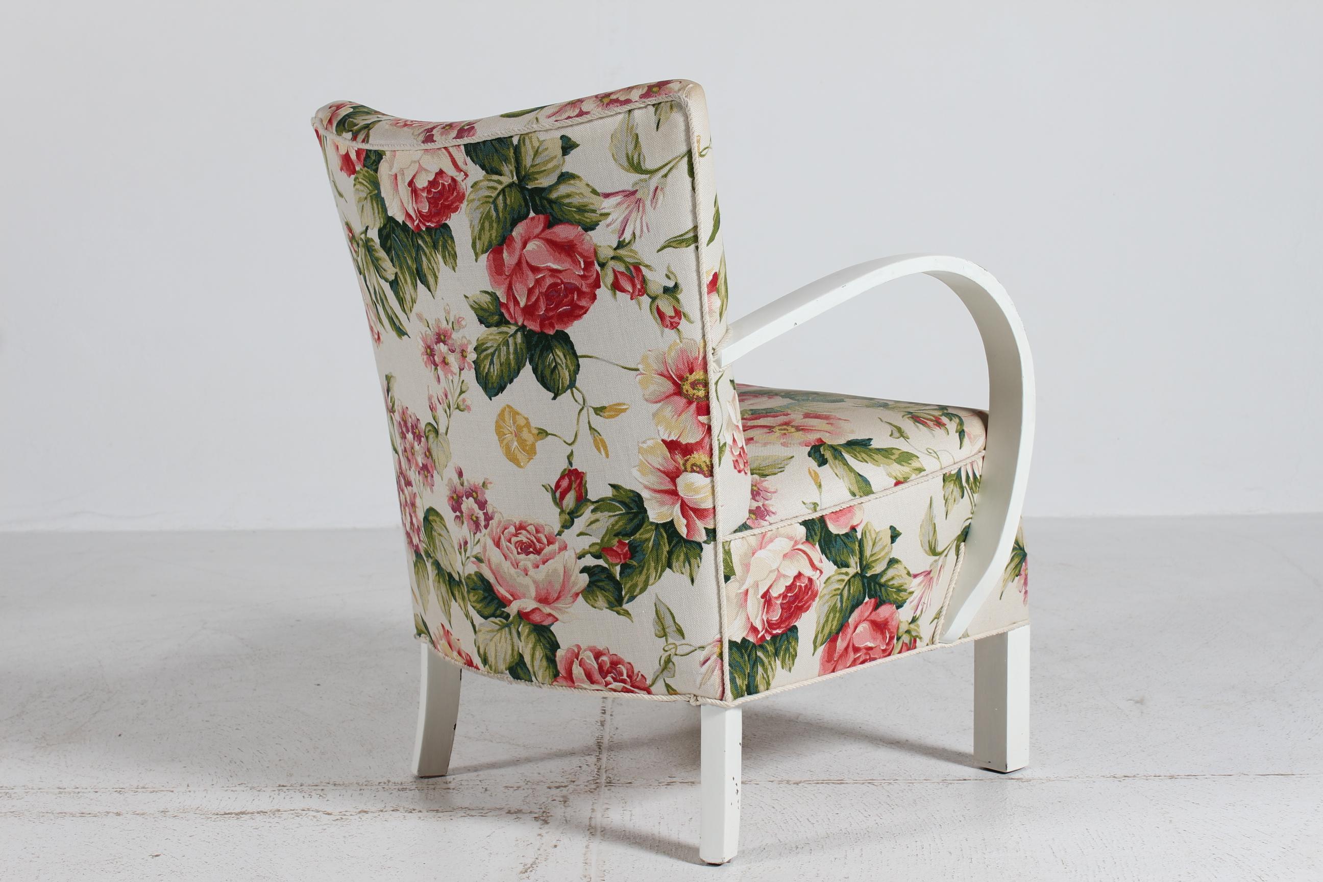 Peint à la main Chaise club danoise tapissée de tissu floral, cadre peint à la main en blanc, années 1940 en vente