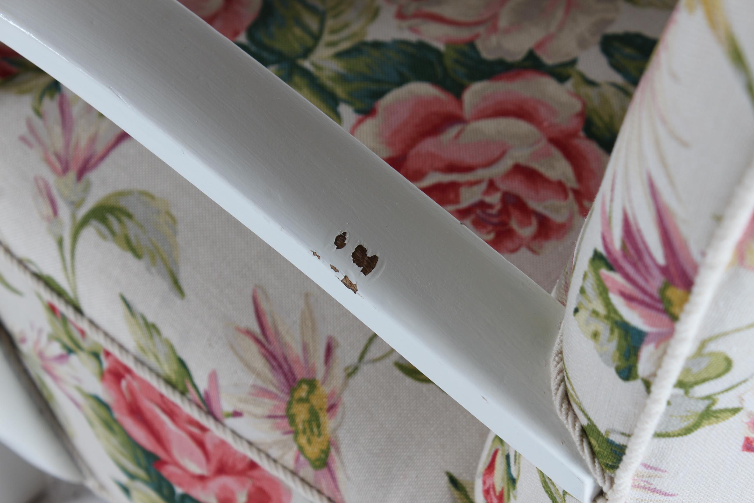 Milieu du XXe siècle Chaise club danoise tapissée de tissu floral, cadre peint à la main en blanc, années 1940 en vente