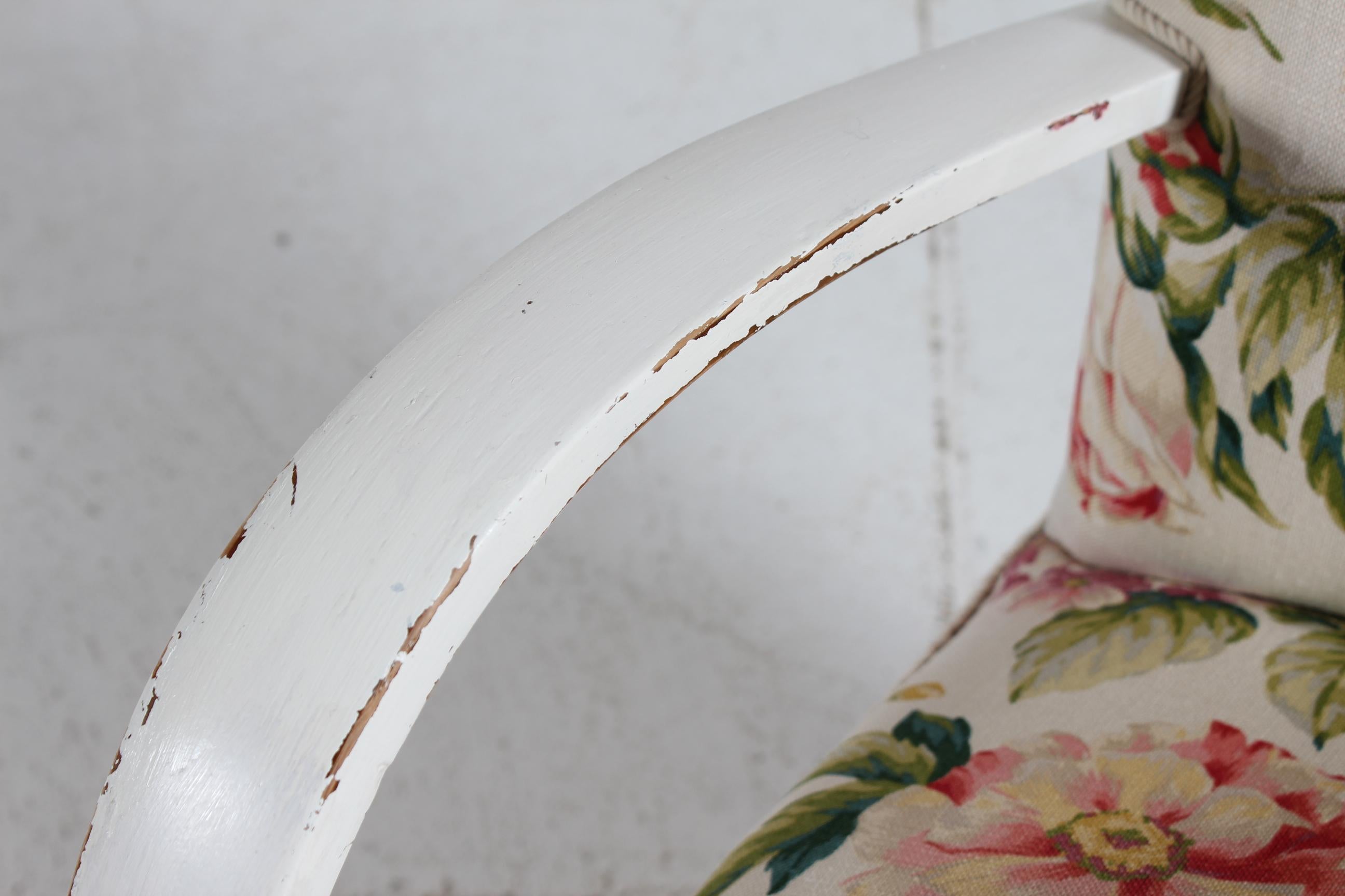 Tissu Chaise club danoise tapissée de tissu floral, cadre peint à la main en blanc, années 1940 en vente