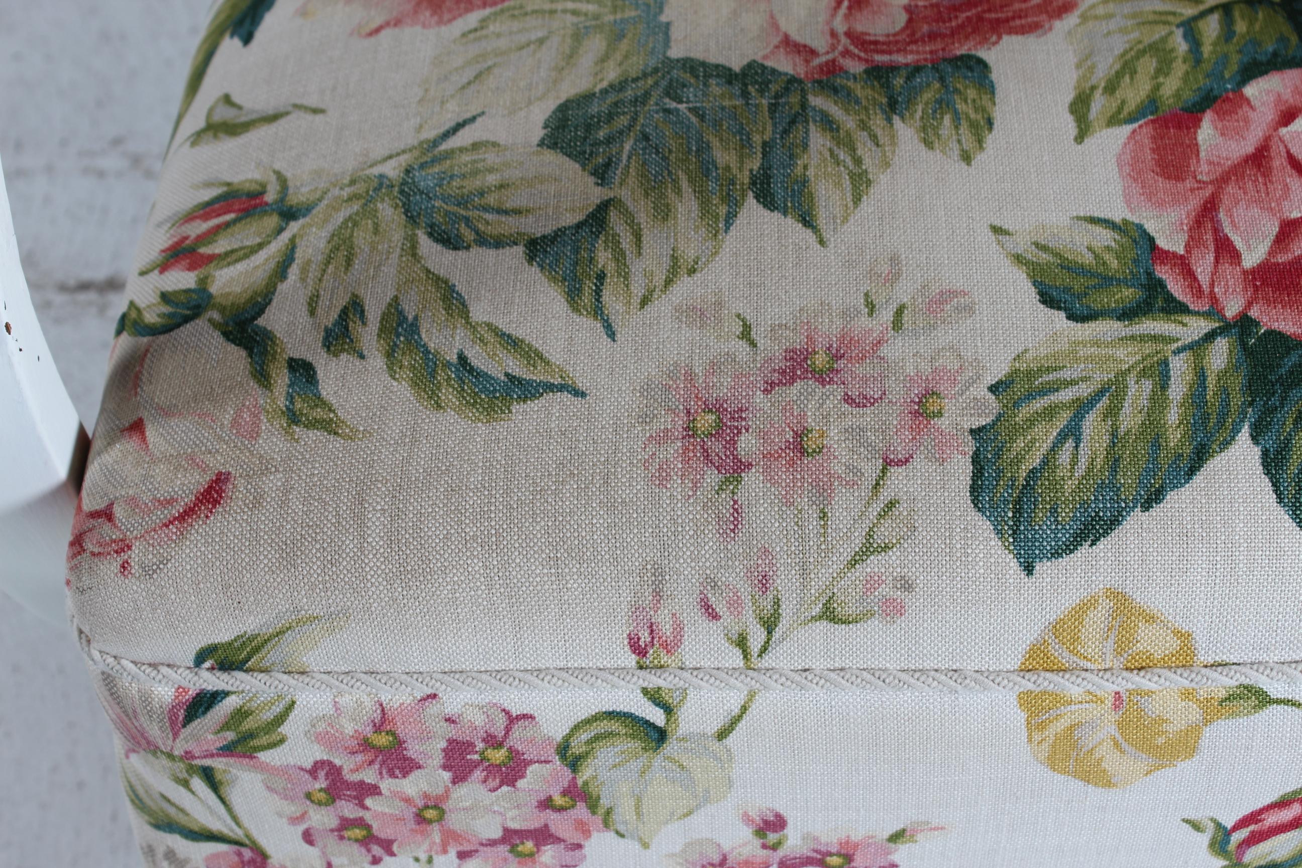 Chaise club danoise tapissée de tissu floral, cadre peint à la main en blanc, années 1940 en vente 1