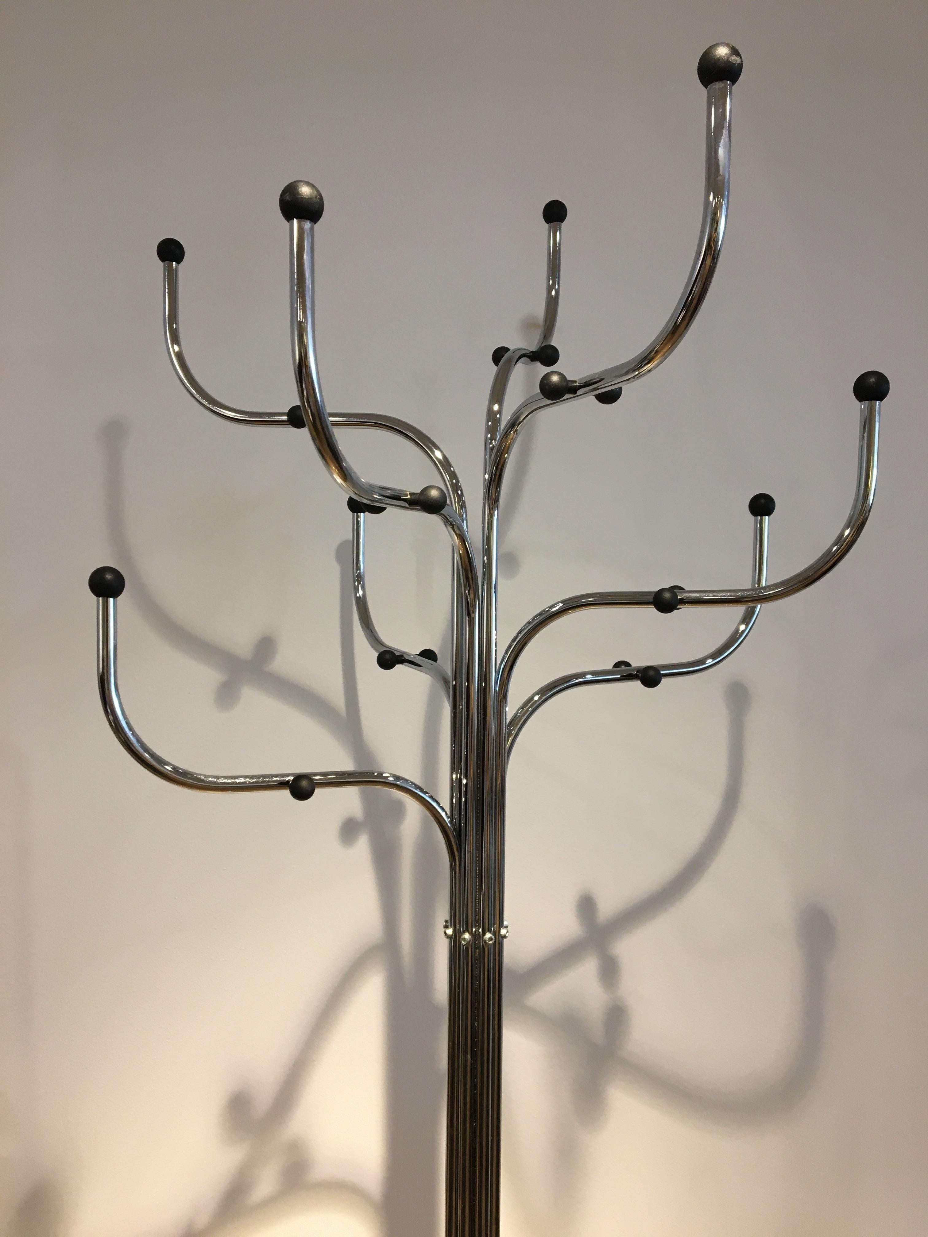 Danish 'Coat Tree' in chromed steel with black hooks / dots.
Design: Sidse Werner.
Produced by Fritz Hansen 1997.
A piece of sculpture to have standing a sturdy silencer that can withstand the suspension of large numbers of outerwear.
Designed