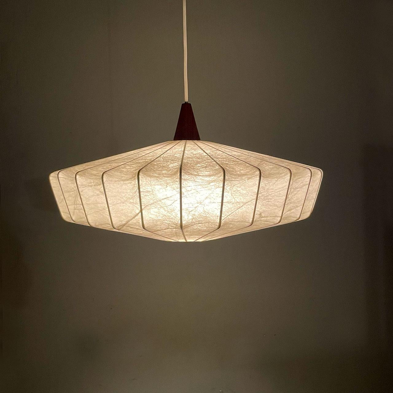 Danish “cocoon” pendant lamp manufactured during the 1950s.
Made from sprayed plastic with a mahogany fitting on top. Rewired.